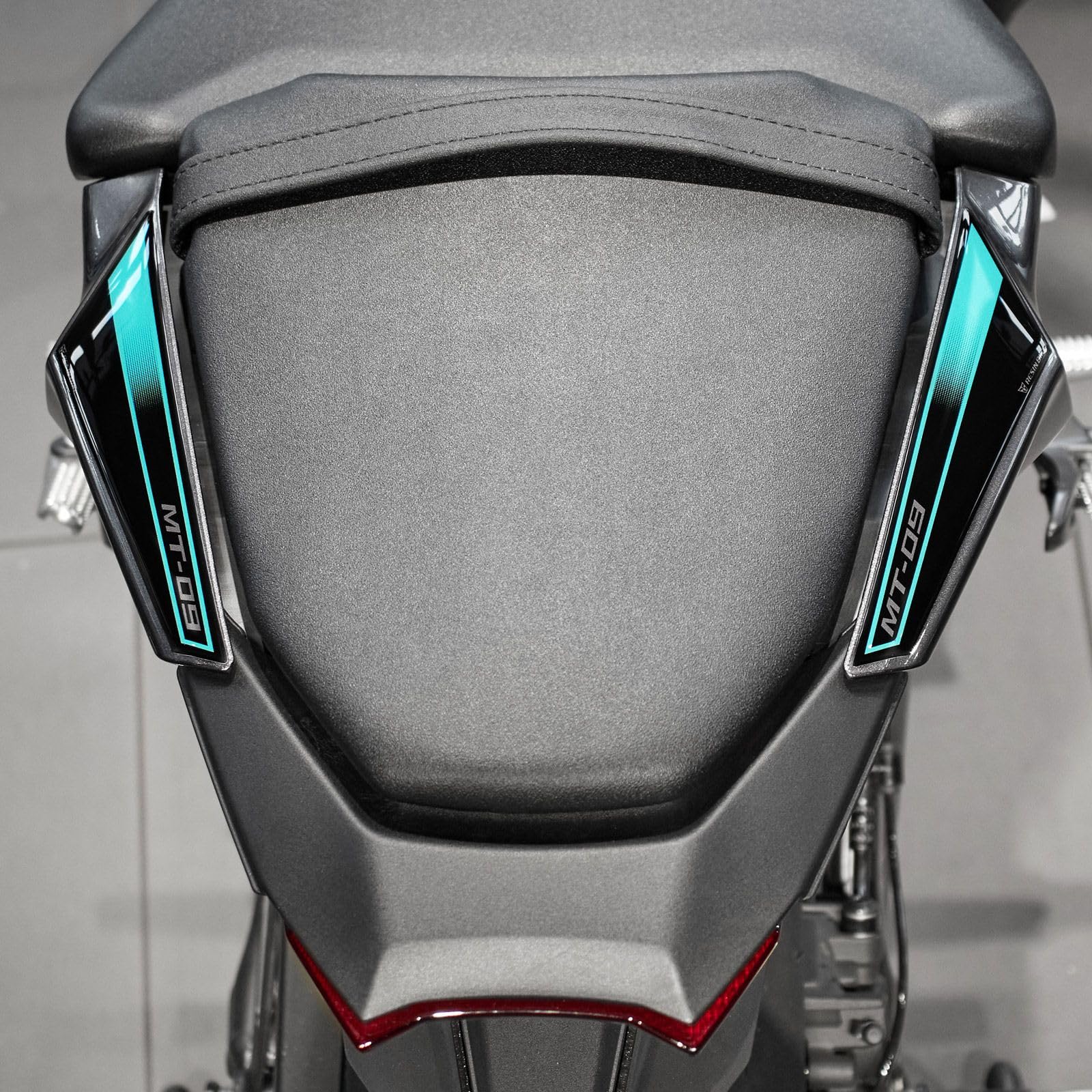 Resin Bike Aufkleber Motorrad Kompatibel Mit Yamaha MT-09 2024 Midnight Cyan. Motorrad Hinterer Passagiergreifer vor Stößen und Kratzern. 3D Klebstoff Harz Aufkleber Set - Stickers Made in Italy Resin Bike Aufkleber Motorrad Kompatibel Mit Yamaha MT-09 2024 Midnight Cyan. Motorrad Hinterer Passagiergreifer vor Stößen und Kratzern. 3D Klebstoff Harz Aufkleber Set - Stickers Made in Italy von Resin Bike
