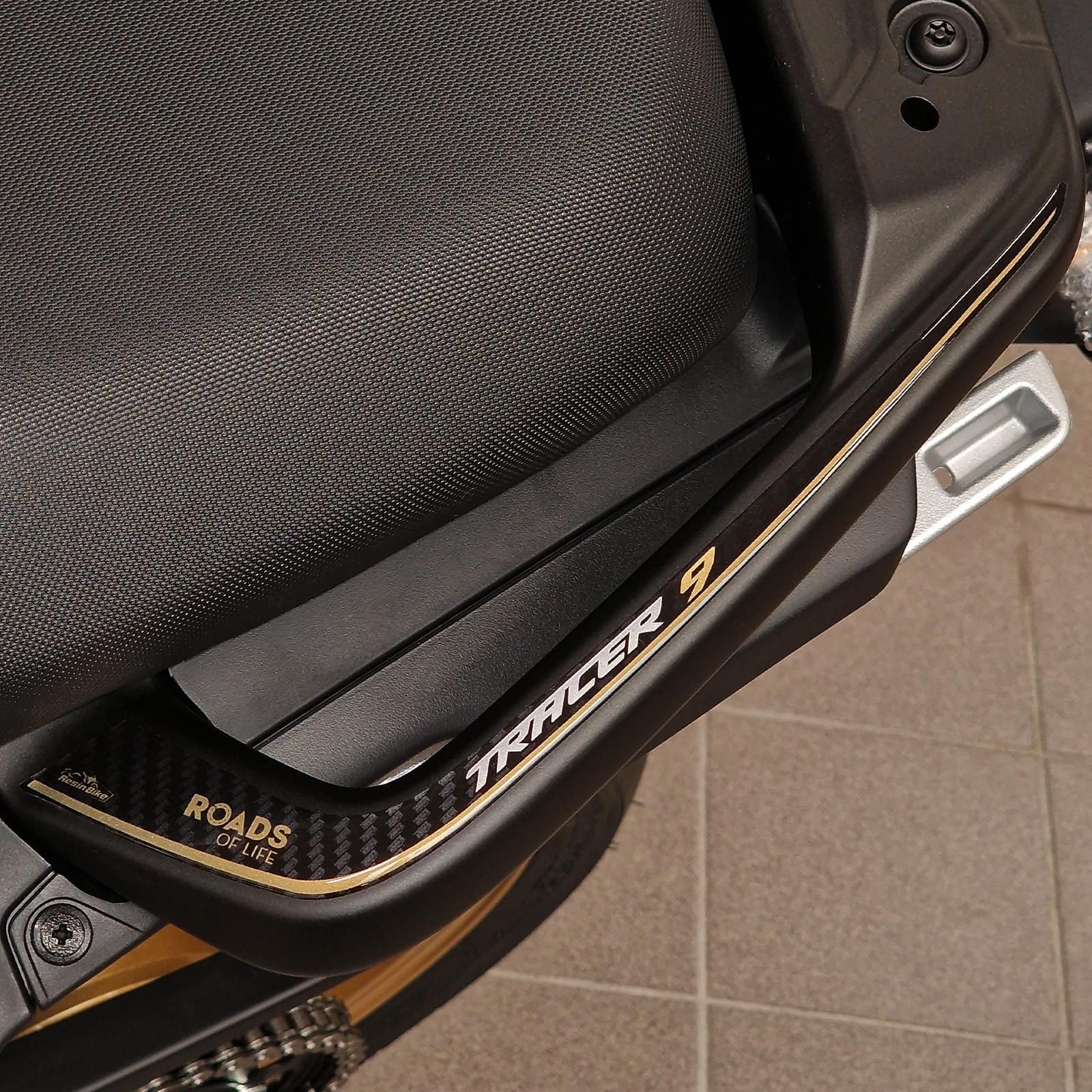 Resin Bike Aufkleber Motorrad Kompatibel Mit Yamaha Tracer 9-9 GT 2021 2023 Gold. Sie schützen Motorrad hinterer Passagiergreifer vor Stößen und Kratzern. 3D Klebstoff Harz Aufkleber Set Stickers von Resin Bike