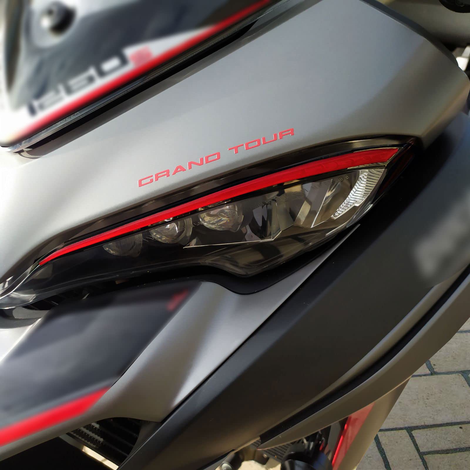 Resin Bike Aufkleber für Motorrad Kompatibel mit Ducati Multistrada Grand Tour 1260 S 2018-2020. Scheinwerferlid-Schutz vor Stößen und Kratzern. 3D-Harzklebstoff - Stickers - Made in Italy Resin Bike Aufkleber für Motorrad Kompatibel mit Ducati Multistrada Grand Tour 1260 S 2018-2020. Scheinwerferlid-Schutz vor Stößen und Kratzern. 3D-Harzklebstoff - Stickers - Made in Italy von Resin Bike