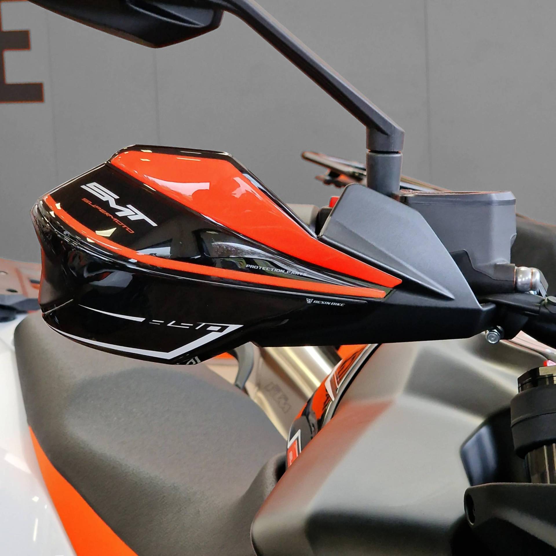 Resin Bike Aufkleber für Motorrad Kompatibel mit KTM 890 SMT 2023-2025 Trophy. Schutz Motorrad Handschutz vor Stößen und Kratzern. Aufklebersatz 3D-Harzklebstoff - Stickers Made in Italy Resin Bike Aufkleber für Motorrad Kompatibel mit KTM 890 SMT 2023-2025 Trophy. Schutz Motorrad Handschutz vor Stößen und Kratzern. Aufklebersatz 3D-Harzklebstoff - Stickers Made in Italy von Resin Bike