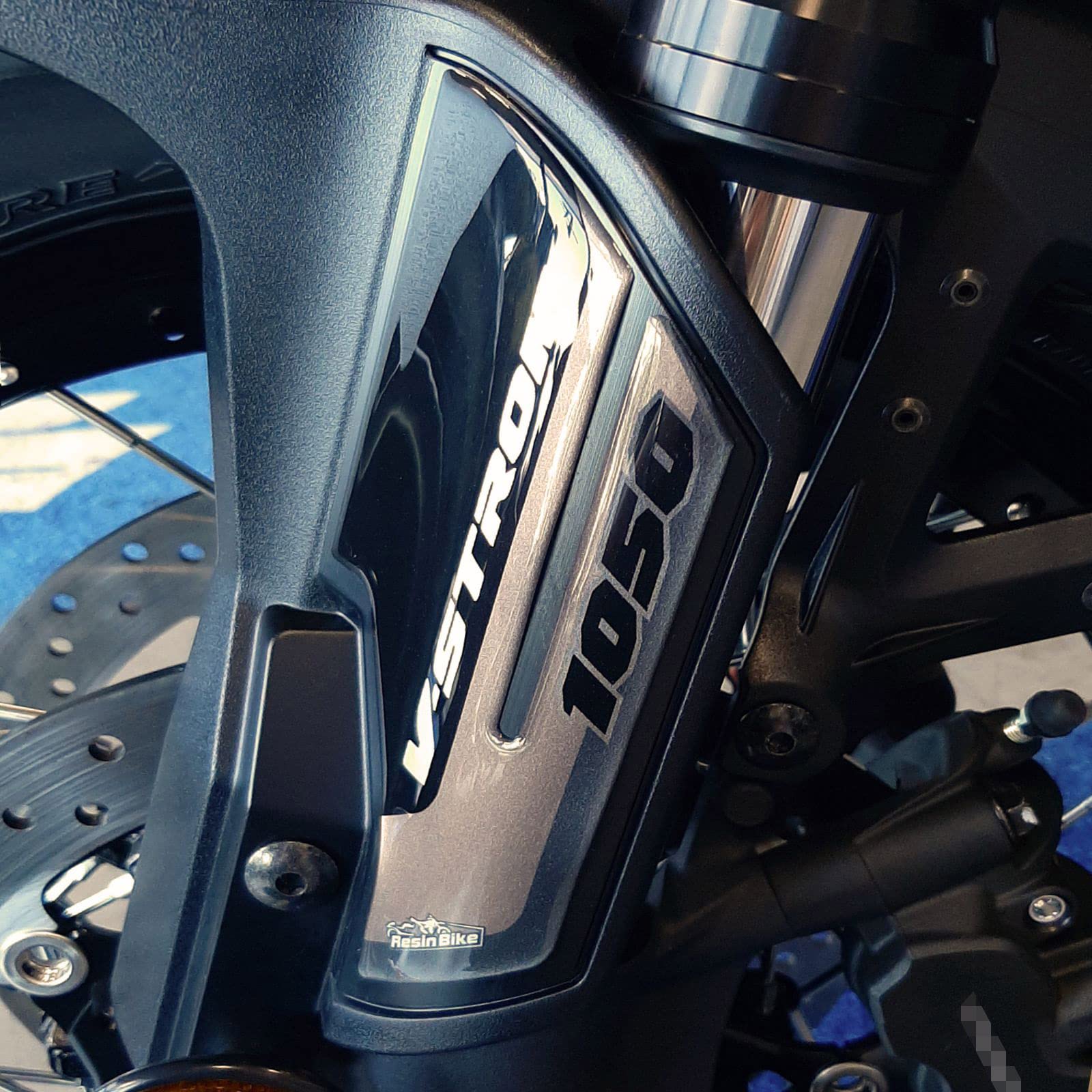 Resin Bike Aufkleber für Motorrad Kompatibel mit Suzuki V-Strom 1050 XT 2020 Schwarz Metal. Kotflügelschutz vor Stößen und Kratzern. Paar 3D-Harzklebstoff – Stickers - Made in Italy von Resin Bike
