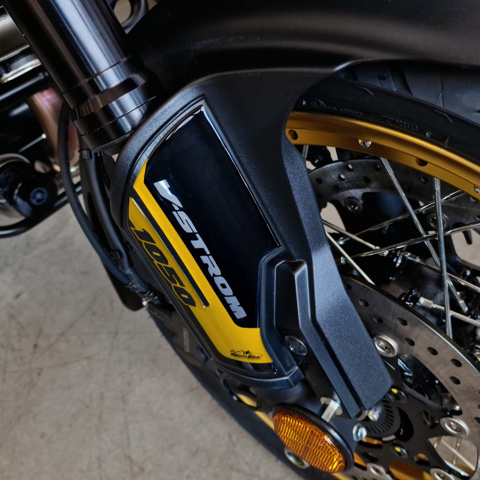Resin Bike Aufkleber für Motorrad Kompatibel mit Suzuki V-Strom 1050 XT ABS 2022 Gold und Schwarz Dubai. Kotflügelschutz vor Stößen und Kratzern. Paar 3D-Harzklebstoff - Stickers - Made in Italy von Resin Bike