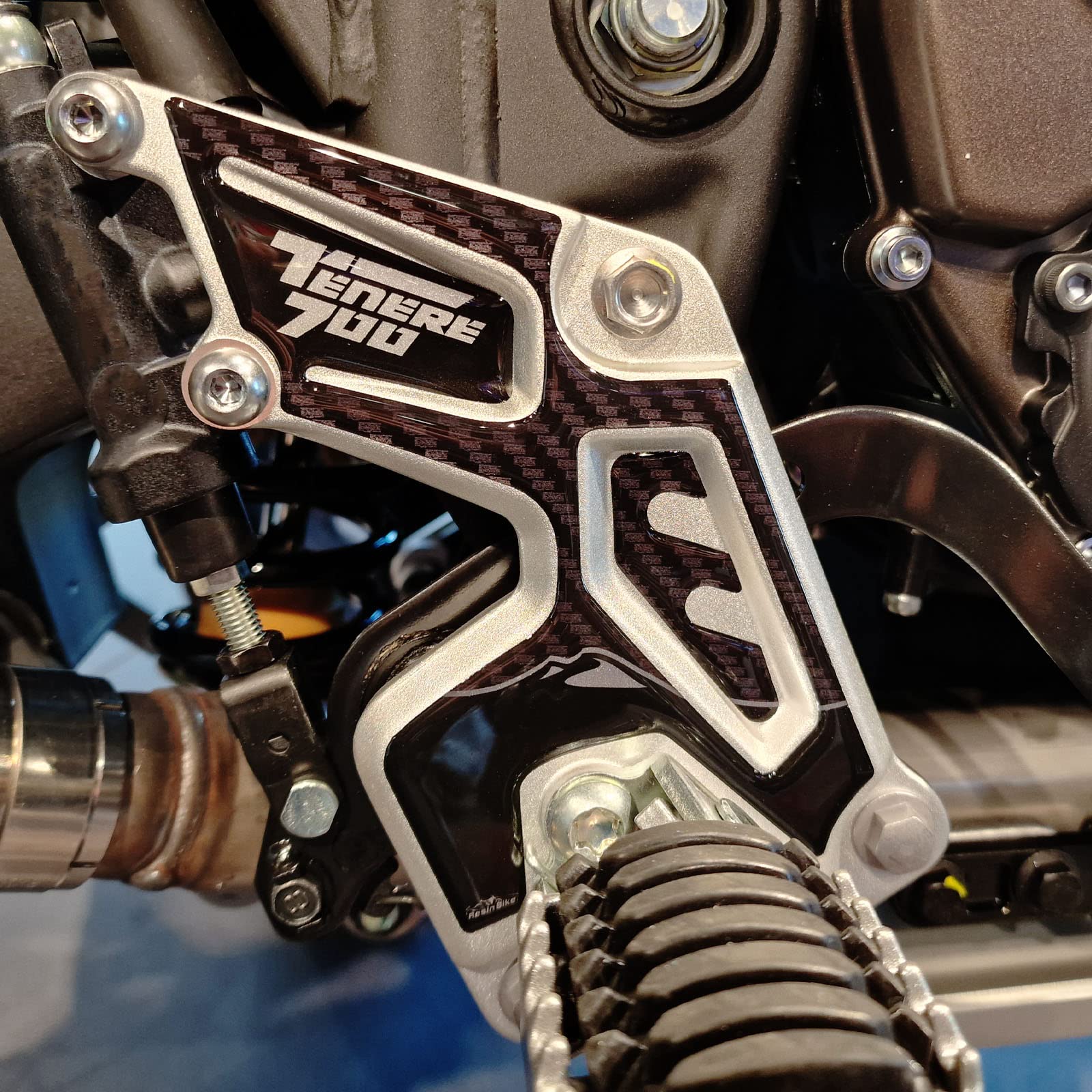 Resin Bike Aufkleber für Motorrad Kompatibel mit Yamaha Tenere 700 2023 2022. Einstiegsleistenschutz vor Stößen und Kratzern. Paar 3D-Harzklebstoff - Stickers - Made in Italy Resin Bike Aufkleber für Motorrad Kompatibel mit Yamaha Tenere 700 2023 2022. Einstiegsleistenschutz vor Stößen und Kratzern. Paar 3D-Harzklebstoff - Stickers - Made in Italy von Resin Bike