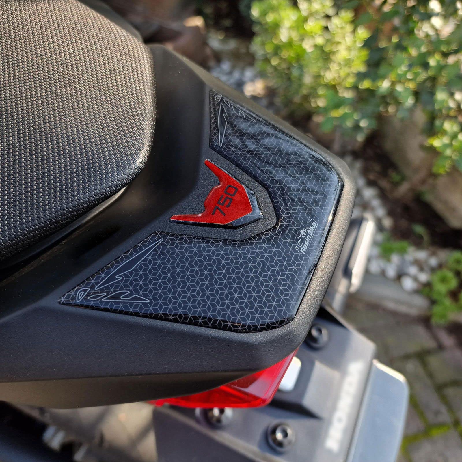 Resin Bike Motorrad-Aufkleber, kompatibel mit Honda Hornet 750 2023, Motorrad-Schutz vor Stößen und Kratzern, 3D-Aufkleber, geharzt, rot, metallisiert von Resin Bike