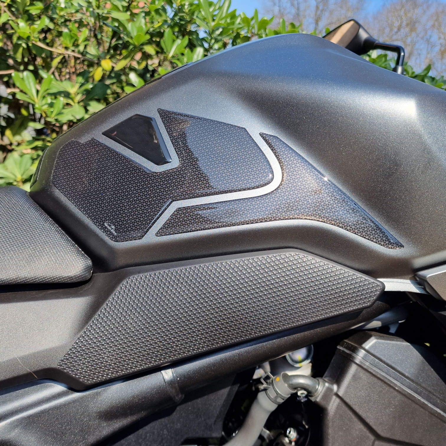 Resin Bike Aufkleber für Motorrad Kompatibel mit Honda Hornet CB 750 2023. Seitenschutz für den Tank vor Stößen und Kratzern. 3D-Harzklebstoff - Stickers - Made in Italy von Resin Bike