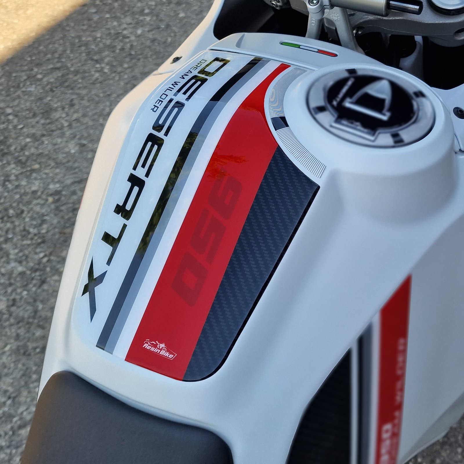 Resin Bike Aufkleber für Motorrad Kompatibel mit Ducati DesertX 2022. Tankabdeckung vor Stößen und Kratzern. 3D-Harzklebstoff – Stickers - Made in Italy von Resin Bike