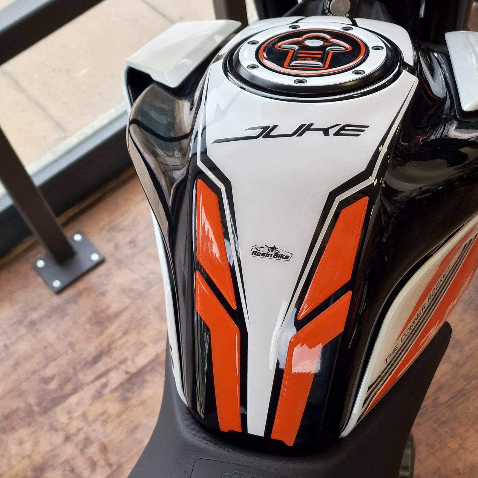 Resin Bike Aufkleber für Motorrad Kompatibel mit KTM Duke 200 390 2021-2022 Weiße. Tankabdeckung vor Stößen und Kratzern. 3D-Harzklebstoff - Stickers - Made in Italy von Resin Bike