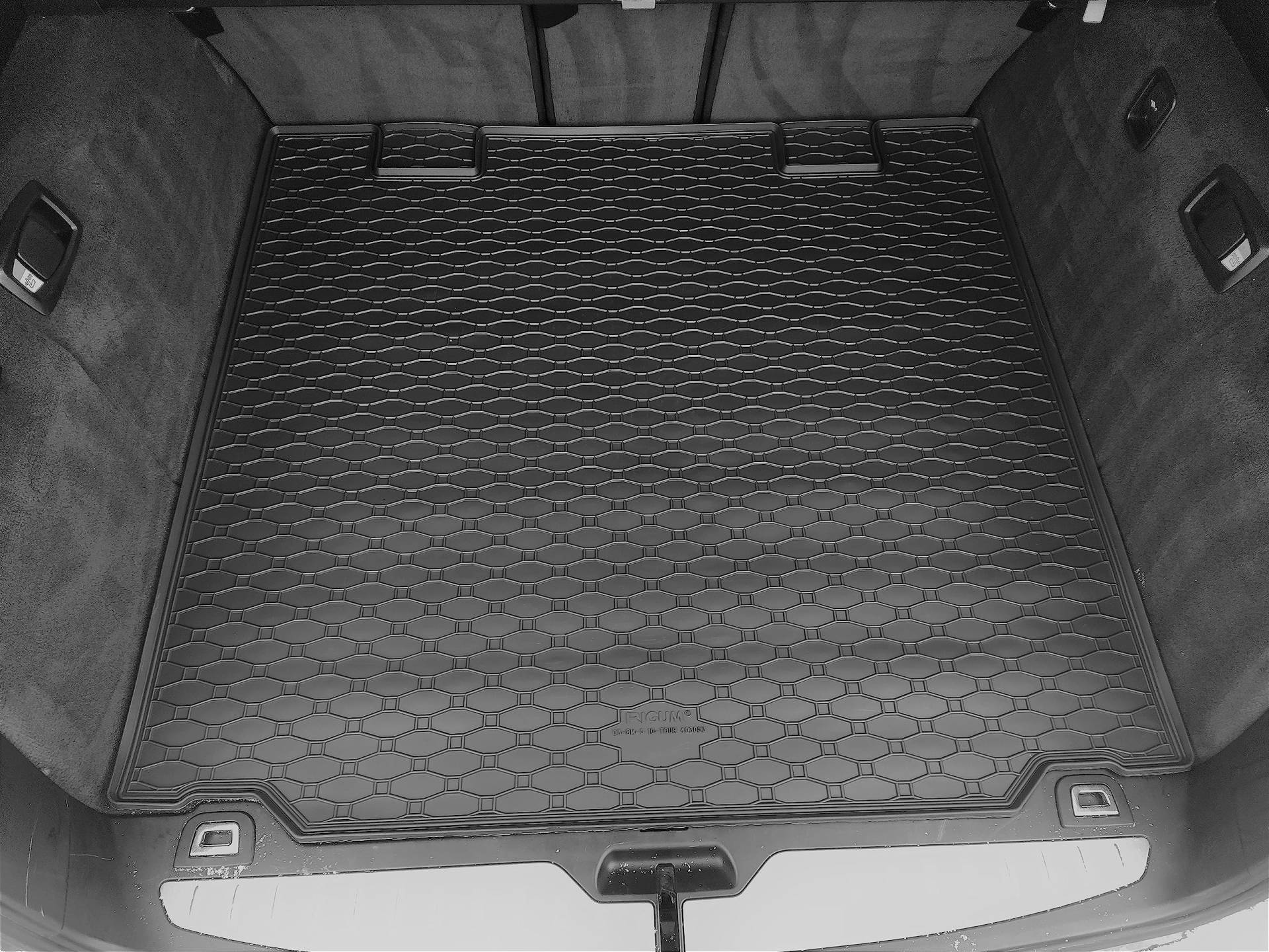 Passgenau Kofferraumwanne geeignet für BMW 5er Touring F11 ab 2010 ideal angepasst schwarz Kofferraummatte + Gurtschoner von Rigum