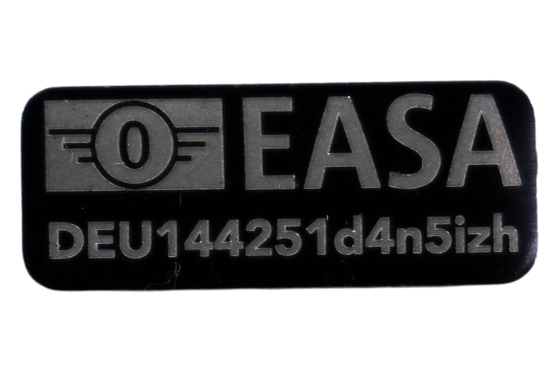 Roboterwerk - Drohnen Kennzeichen 20x8 mm mit EASA Drohnenklasse C-0 für DJI Flip, DJI Neo und DJI Mini-Reihe| Schwarz oder Silber | EASA konformes Aluminium-Schild Roboterwerk - Drohnen Kennzeichen 20x8 mm mit EASA Drohnenklasse C-0 für DJI Flip, DJI Neo und DJI Mini-Reihe| Schwarz oder Silber | EASA konformes Aluminium-Schild von Roboterwerk