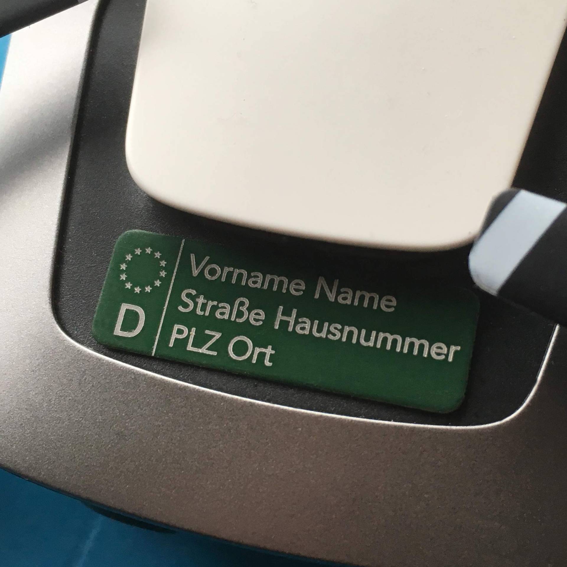Roboterwerk Fahrzeug-Kennzeichen für Drohnen - Namensschild und/oder mit ab 2021 geforderter e-ID, 30x10mm, Aluminium eloxiert Grün Roboterwerk Fahrzeug-Kennzeichen für Drohnen - Namensschild und/oder mit ab 2021 geforderter e-ID, 30x10mm, Aluminium eloxiert Grün von Roboterwerk