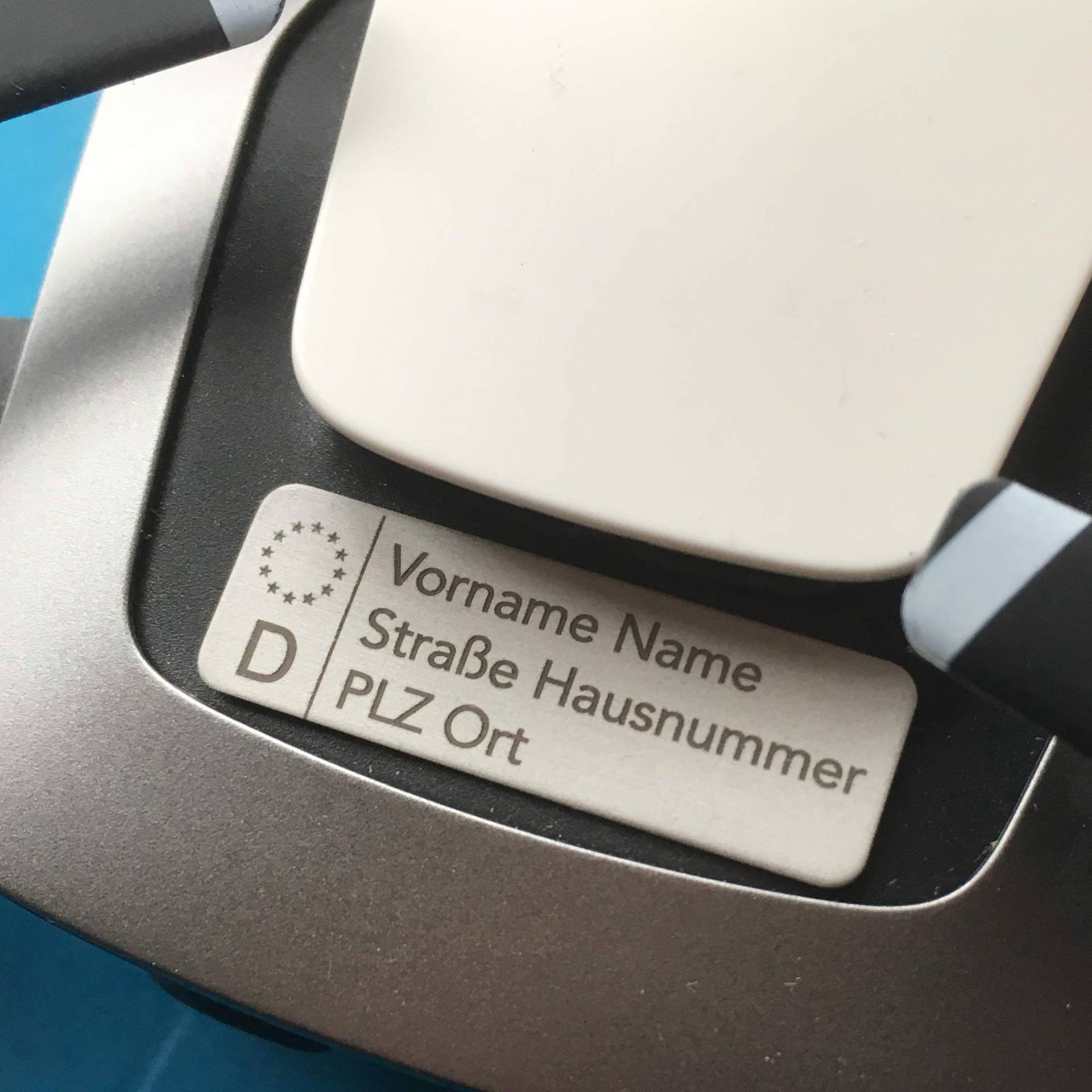 Roboterwerk Fahrzeug-Kennzeichen für Drohnen - Namensschild und/oder mit ab 2021 geforderter e-ID, 30x10mm, Aluminium eloxiert Silber Roboterwerk Fahrzeug-Kennzeichen für Drohnen - Namensschild und/oder mit ab 2021 geforderter e-ID, 30x10mm, Aluminium eloxiert Silber von Roboterwerk
