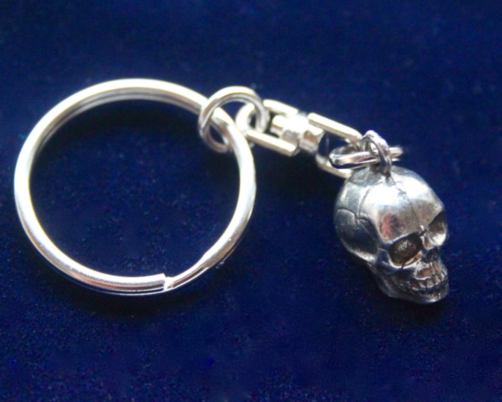 SWORLDesigns Menschlicher Schädel Schlüsselanhänger mit Geschenkbeutel (Anhänger misst ca. 1.25cm x 2cm) von SWORLDesigns