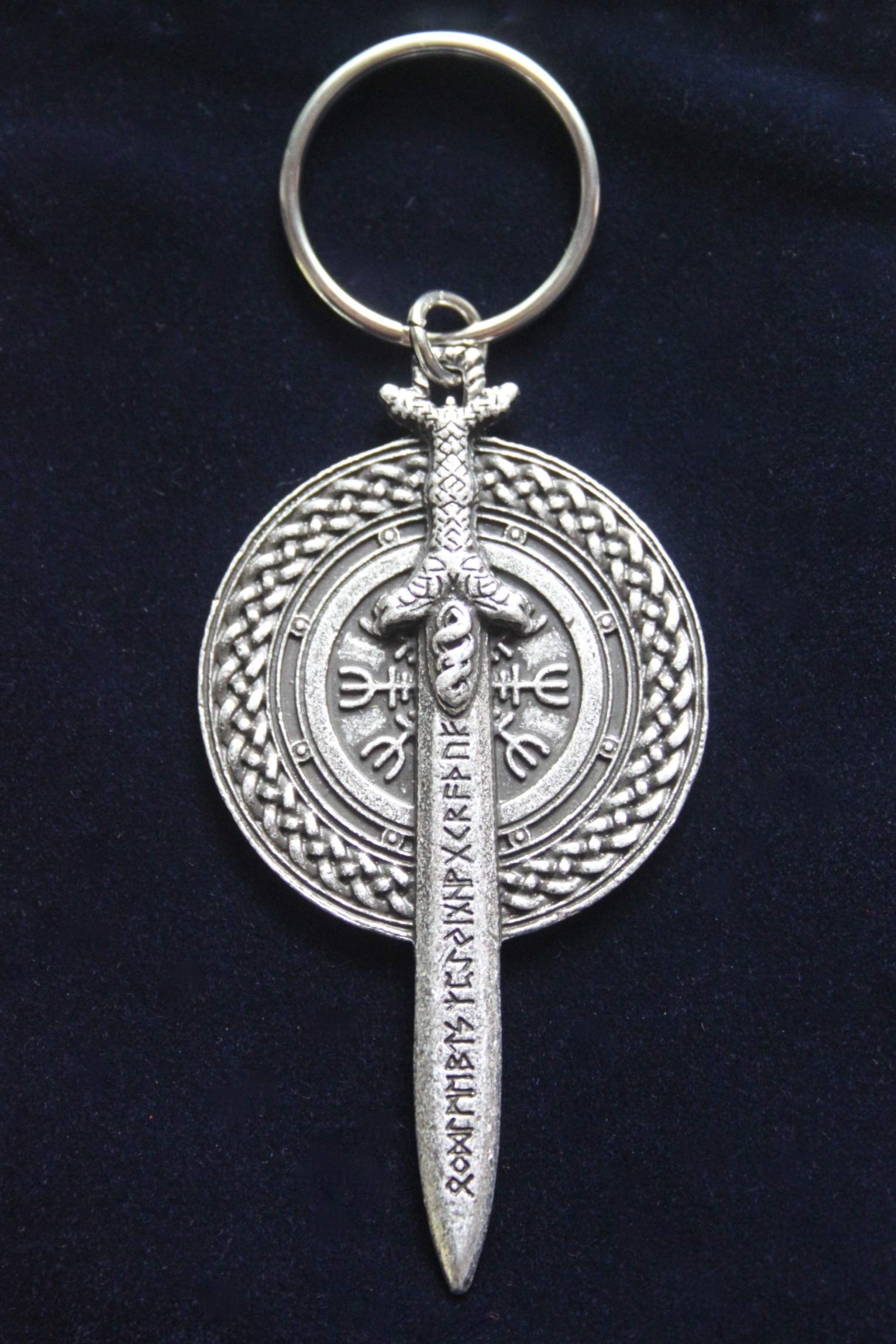 SWORLDesigns Wikinger Schwert und Aegishjalmur Rune Schild Schlüsselanhänger mit Geschenkbeutel (Anhänger misst 9cm lang) von SWORLDesigns
