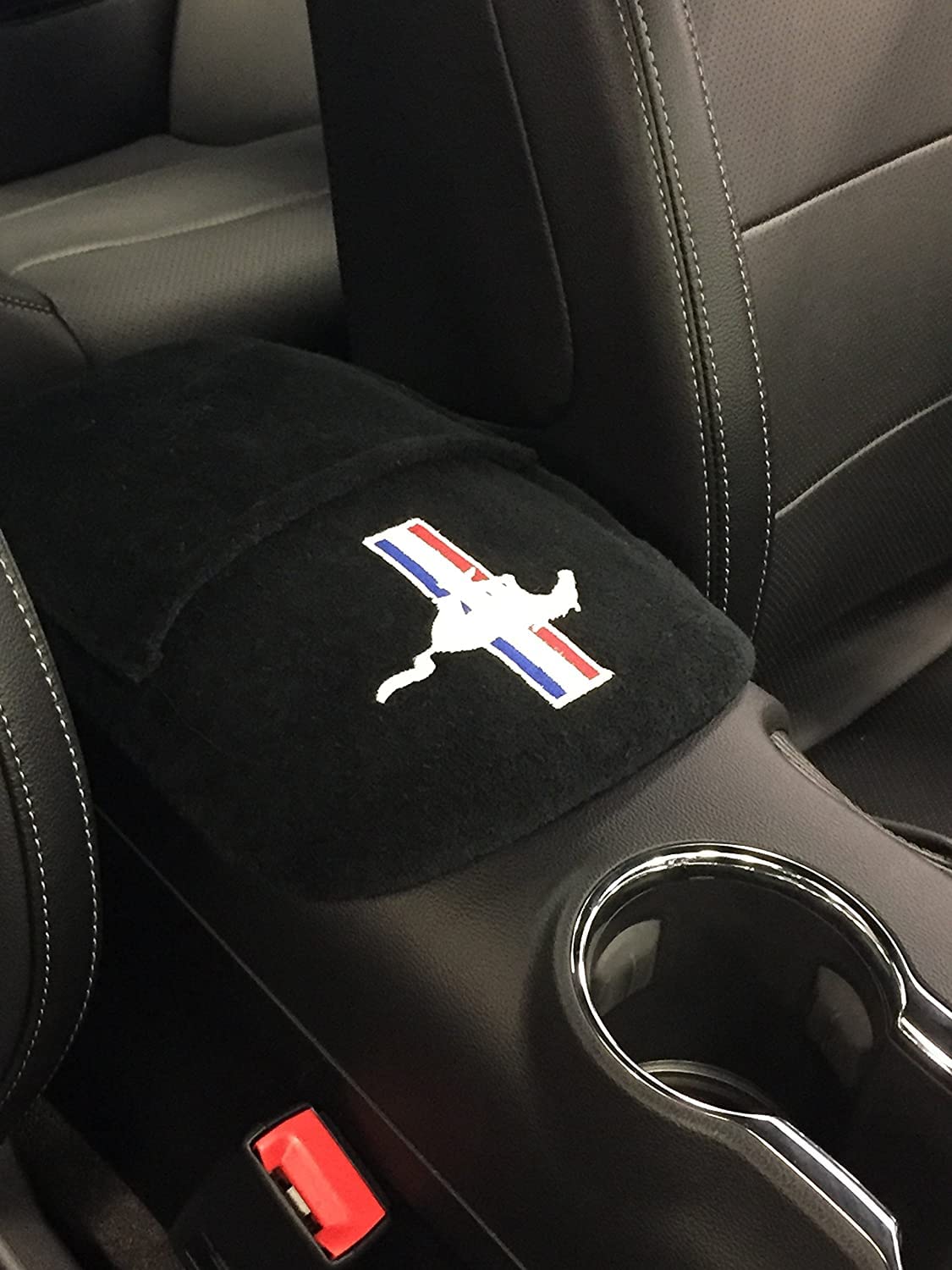 Seat Armour KAMUS15-16 Passgenaue Konsolenabdeckung mit gesticktem Logo für ausgewählte Mustang Tribar Modelle mit Jump Seat - Baumwolle (Offiziell lizenziert, dritte Sitze und Banksitze) von Seat Armour
