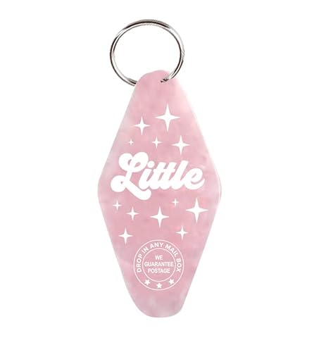 Sorority Shop Little – Vintage Motel Schlüsselanhänger – Rosa, Rosa - Perle, 1.75" x 3.5" Sorority Shop Little – Vintage Motel Schlüsselanhänger – Rosa, Rosa - Perle, 1.75" x 3.5" von Sorority Shop