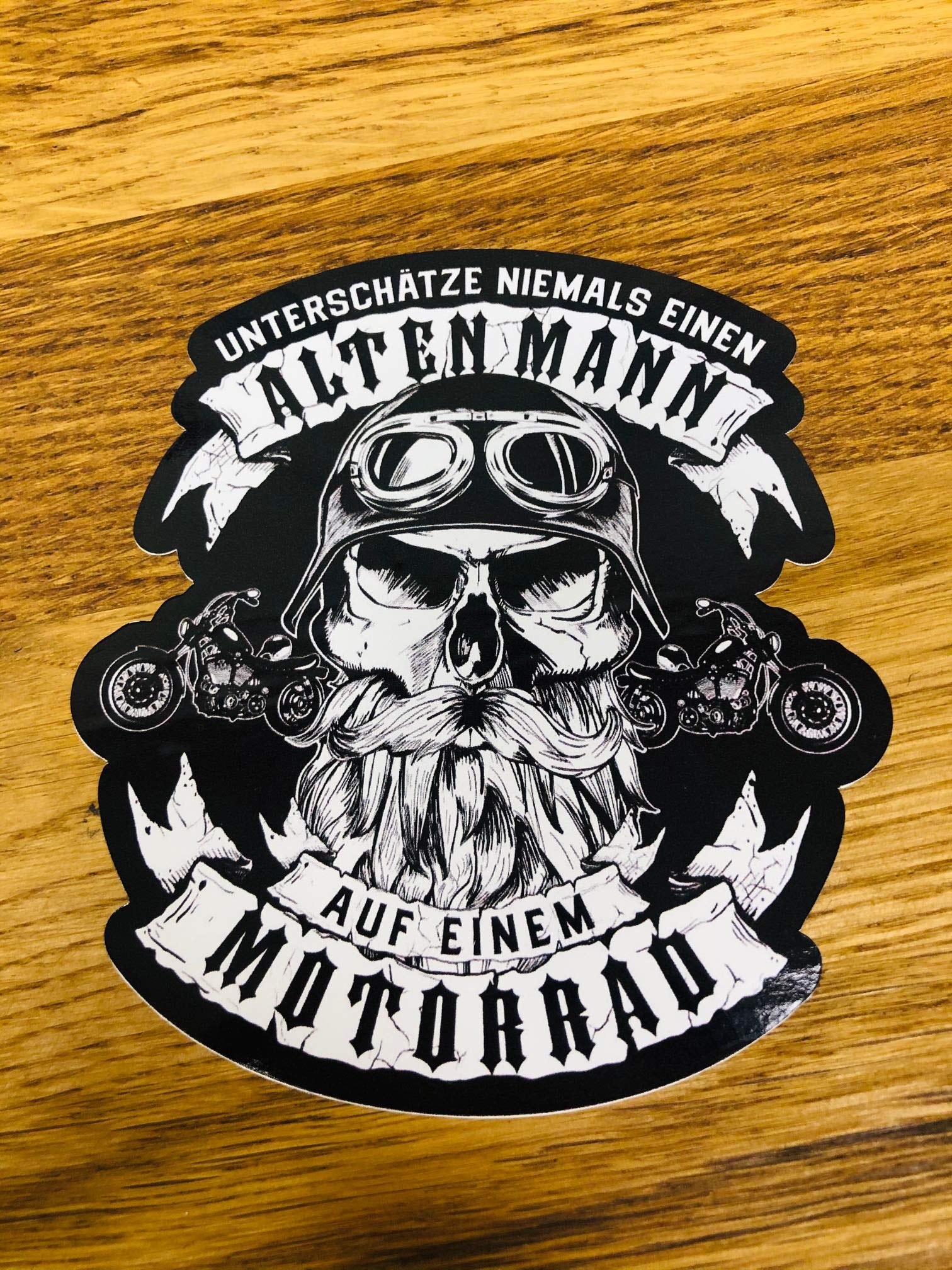 Unterschätze Niemals einen Alten Mann auf einem Motorrad Aufkleber Sticker Spruch Fun Bike Chopper Bobber Ehre Mi486 Unterschätze Niemals einen Alten Mann auf einem Motorrad Aufkleber Sticker Spruch Fun Bike Chopper Bobber Ehre Mi486 von Stickerverticker