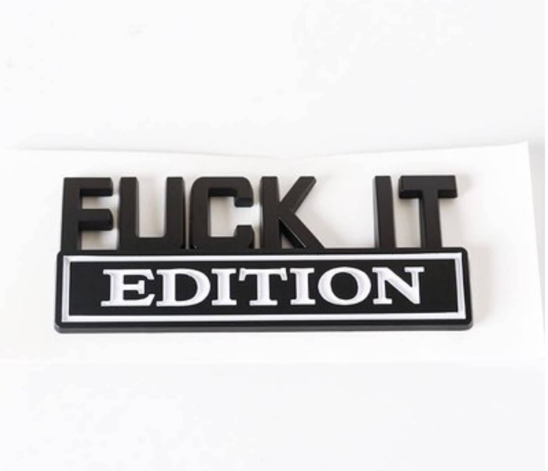 Fuck IT Edition - Farben Auswahl - ABS Auto Emblem Zeichen Symbol Aufkleber Sticker Abzeichen Marke (Schwarz Weis) von Streetculture