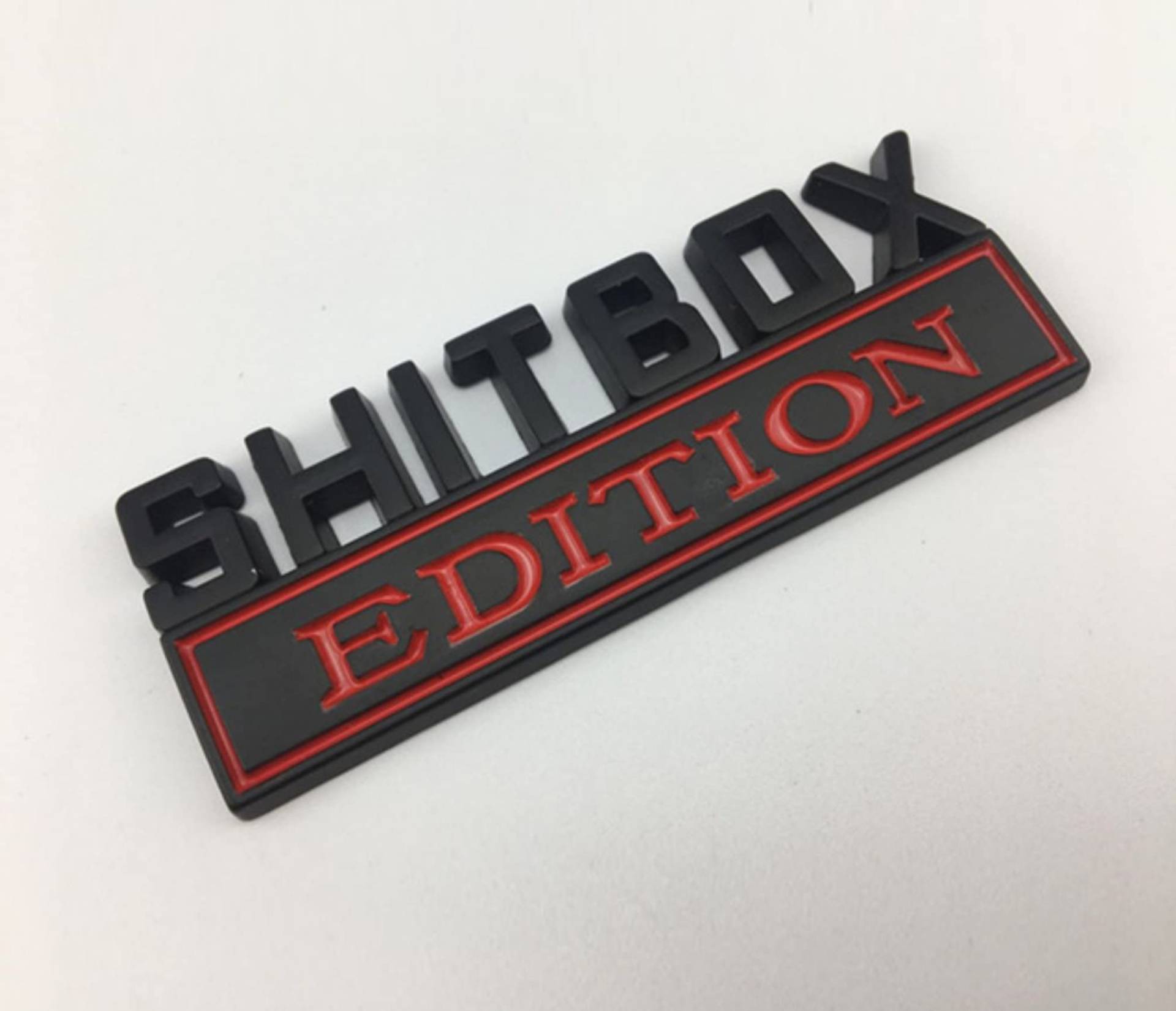 SHITBOX Edition - TRENDY CAR Emblem - ABS Auto Emblem Zeichen Symbol Aufkleber Sticker Abzeichen Marke (Rot Schwarz) von Streetculture