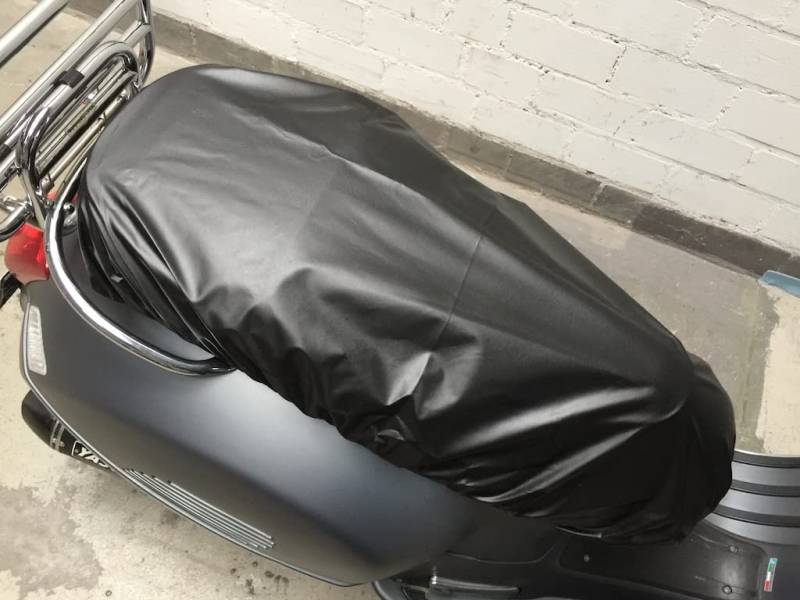 Streetparts24 Sitzbankbezug wasserdicht passend für Simson, Yamaha, Aprilia, Zündapp, Puch und mehr – Abnehmbarer Sitzbezug mit Gummizug, Schutz vor Regen und Schnee – Groß L (74x100cm) von Streetparts24