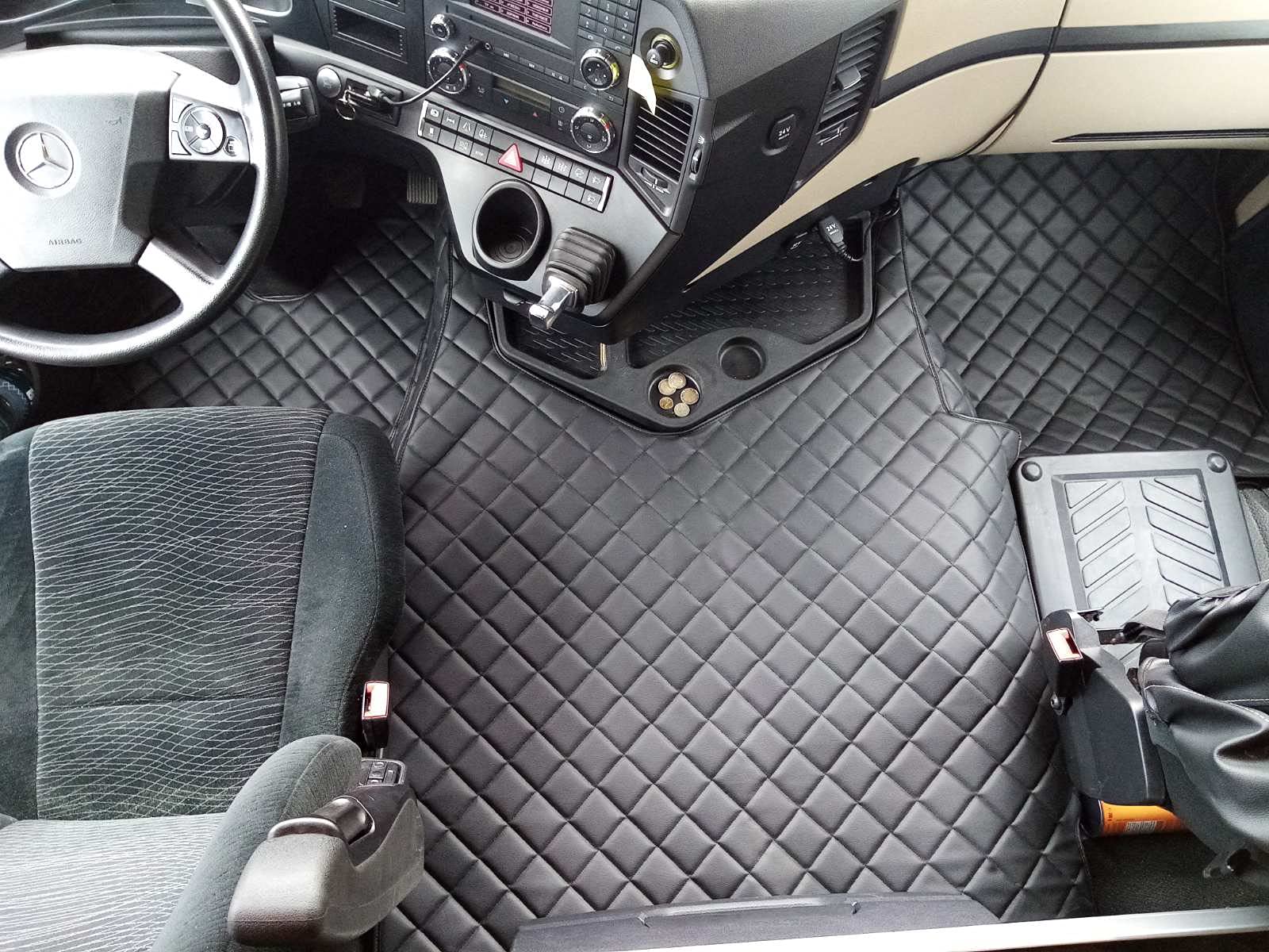 LKW-Fußmatten Passend für Mercedes Actros MP4 nach 2014 Automat unter Zwei Ebenen Linkslenker schwarzes Öko-Leder von TEXMAR