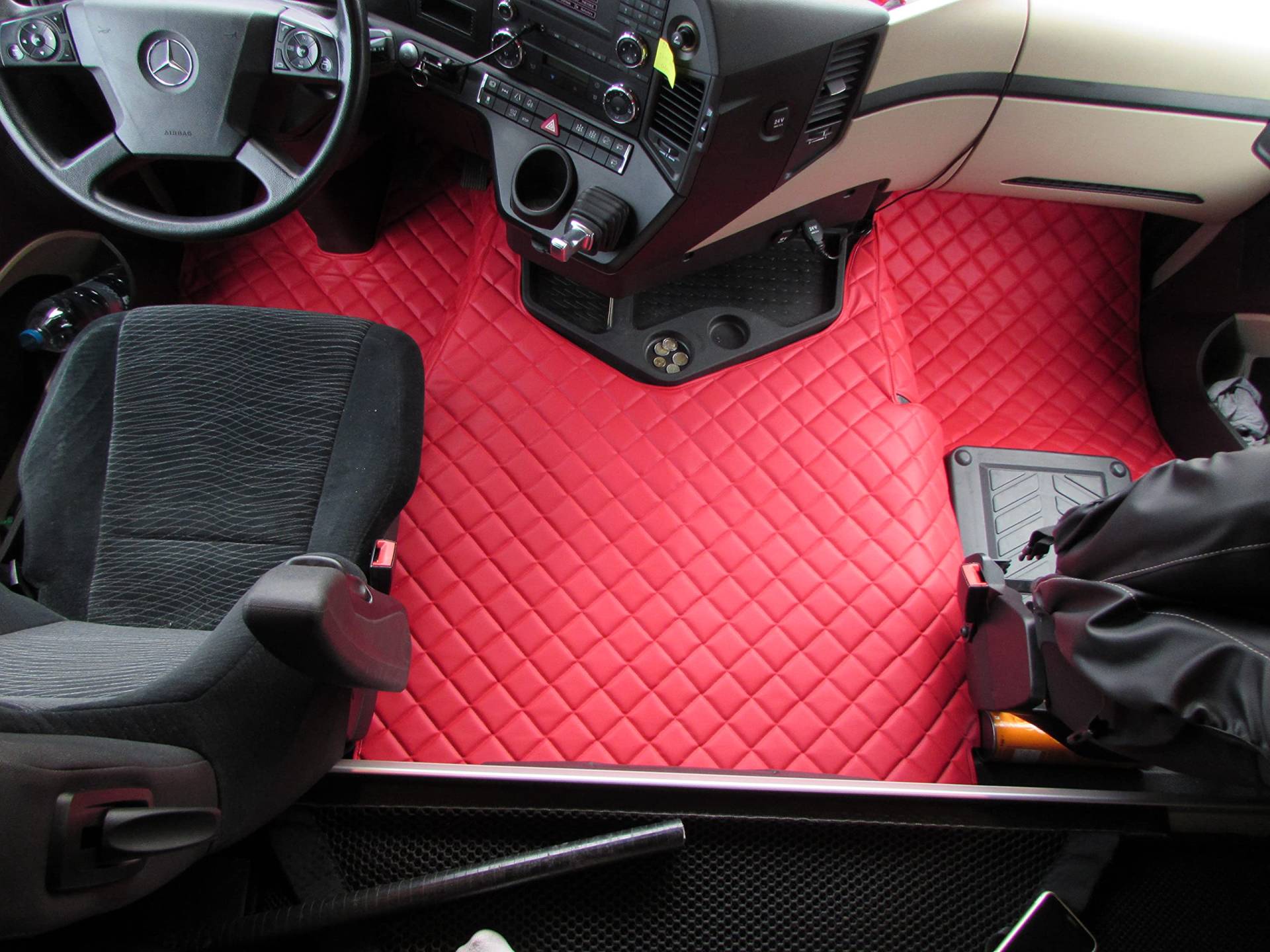 LKW-Fußmatten, passend für Mercedes Actros MP4 nach 2014, Automat unter zwei Ebenen, Linkslenker, rotes Öko-Leder von TEXMAR