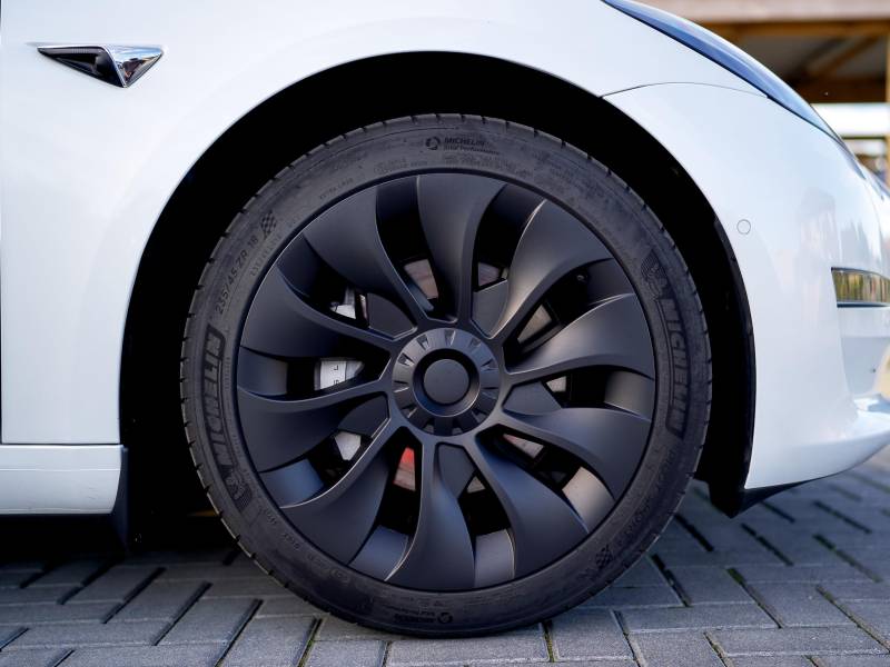 Tesla Model 3 Radkappen Set 18-Zoll Nabenkappe Abdeckung Matt Schwarz 2021 + 2022 + 2023 Zubehör für Aero Felgen - Radnabenabdeckung Turbine Felgenschutz von Tesvolution