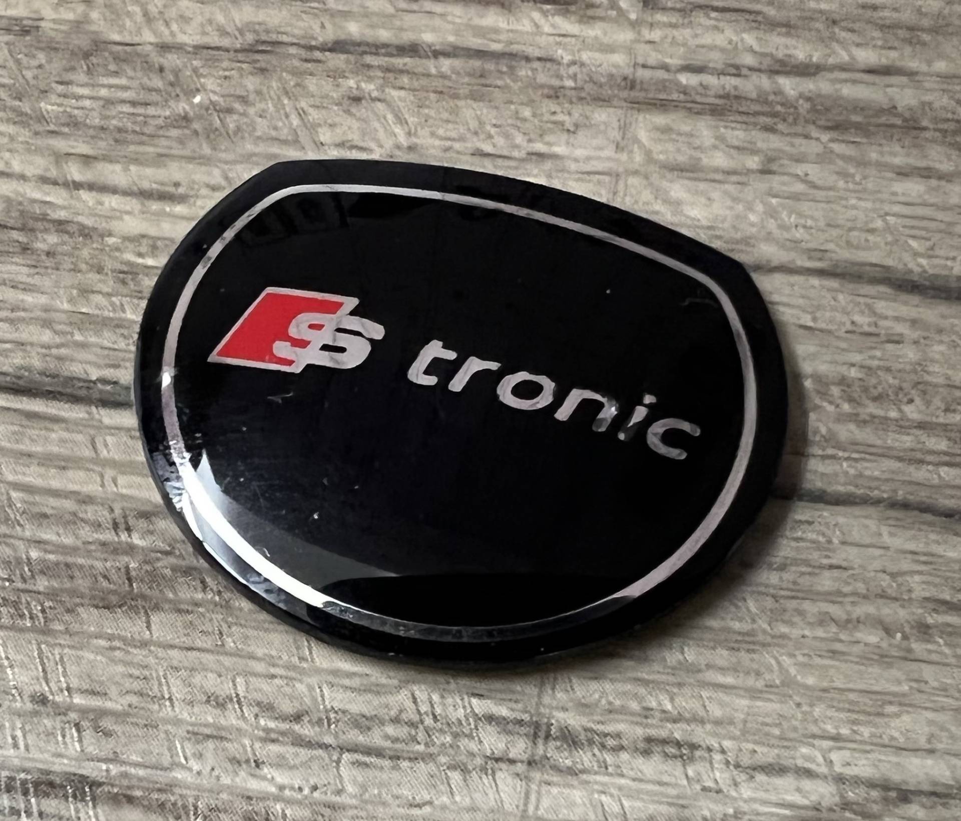 Original Audi S-Tronic Plakette für den DSG Knauf Original Audi S-Tronic Plakette für den DSG Knauf von Volkswagen AG
