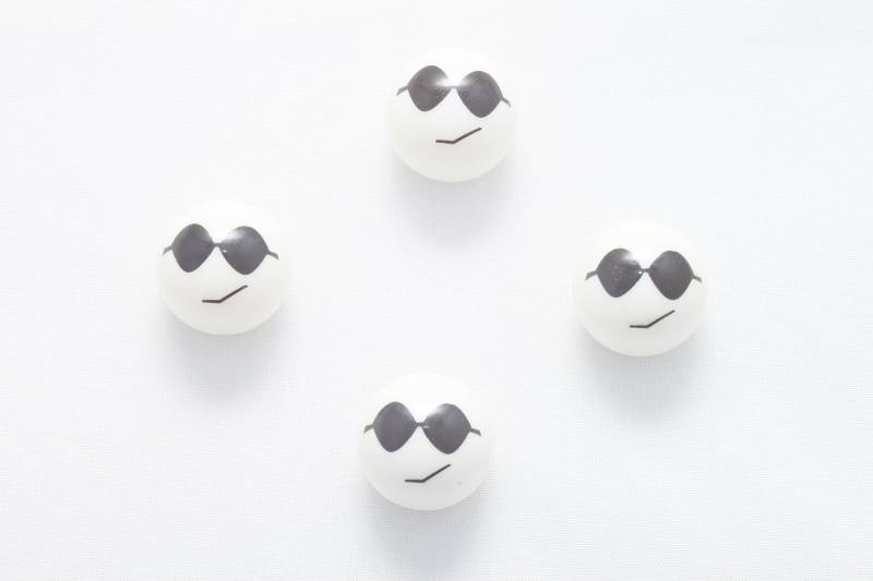 4X Ventilkappen Ball Kugel Lächelndes Gesicht Smile Smiling Face Weiss Weiß White mit Brille Sonnenbrille Ventilkappe Vsmsun von Ventilkappenkönig