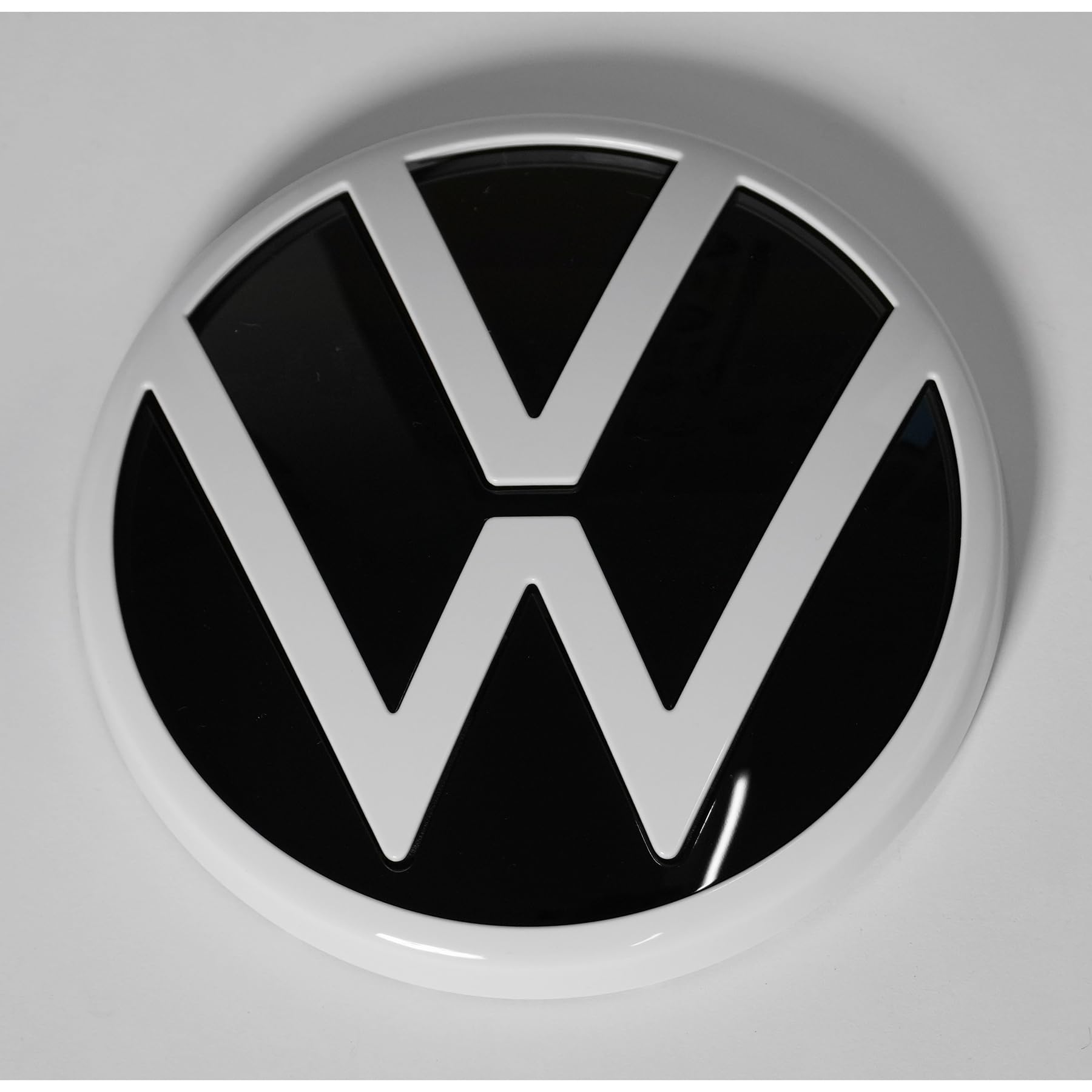 Volkswagen 10A898633AWA Emblem Heckklappe Zeichen Logo, schwarz/weiß Volkswagen 10A898633AWA Emblem Heckklappe Zeichen Logo, schwarz/weiß von Volkswagen
