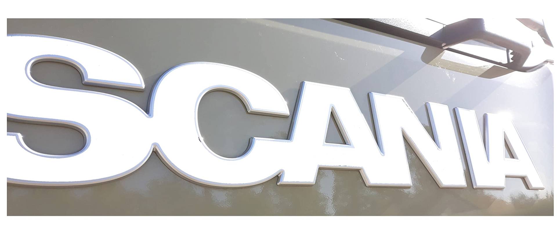 W.B.A. Aufkleber passend für Scania Emblem der Serie S und R ab Bj. 2017-2021 RAL 9016 weiß Glanz W.B.A. Aufkleber passend für Scania Emblem der Serie S und R ab Bj. 2017-2021 RAL 9016 weiß Glanz von W.B.A.