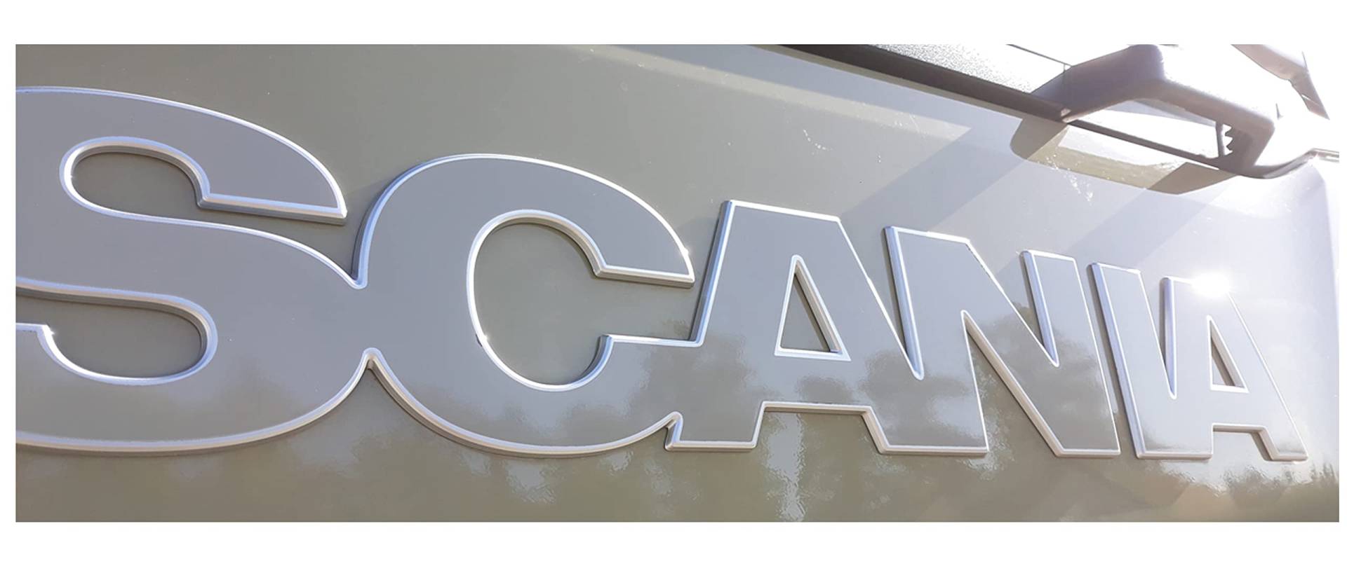 W.B.A. Aufkleber passend für Scania Emblem der Serie S und R ab Bj. 2017-2021 RAL Grautöne Glanz (RAL 7042) von W.B.A.