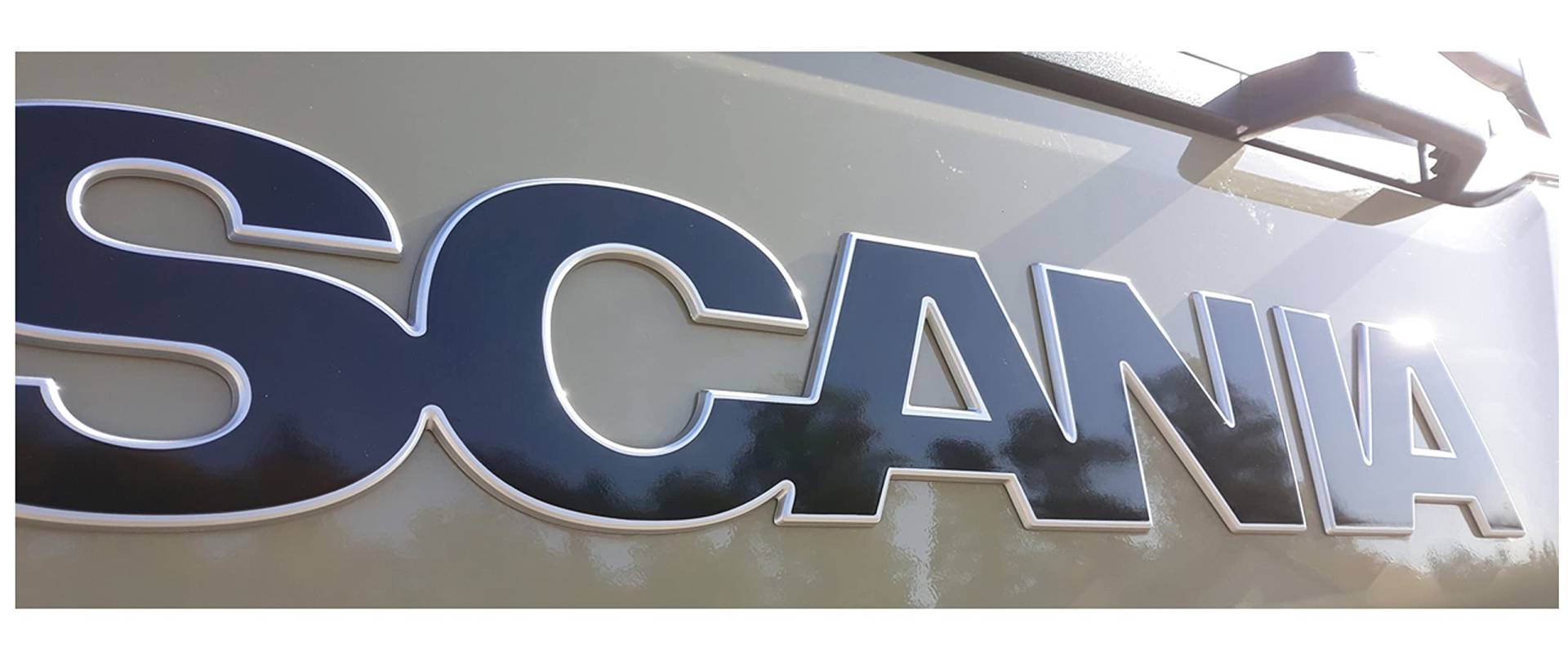 W.B.A. Aufkleber passend für Scania Emblem der Serie S und R ab Bj. 2017-2021 RAL 9005 schwarz Glanz W.B.A. Aufkleber passend für Scania Emblem der Serie S und R ab Bj. 2017-2021 RAL 9005 schwarz Glanz von W.B.A.