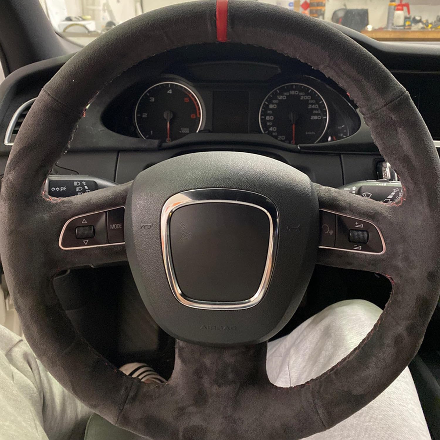 Schwarzer Wildleder-Auto-Lenkradbezug, für Audi A3 8P Sportback A4 B8 Avant A5 8T A6 C6 A8 D3 Q5 8R Q7 4L S3 S4 S5 Schwarzer Wildleder-Auto-Lenkradbezug, für Audi A3 8P Sportback A4 B8 Avant A5 8T A6 C6 A8 D3 Q5 8R Q7 4L S3 S4 S5 von ZIRIA