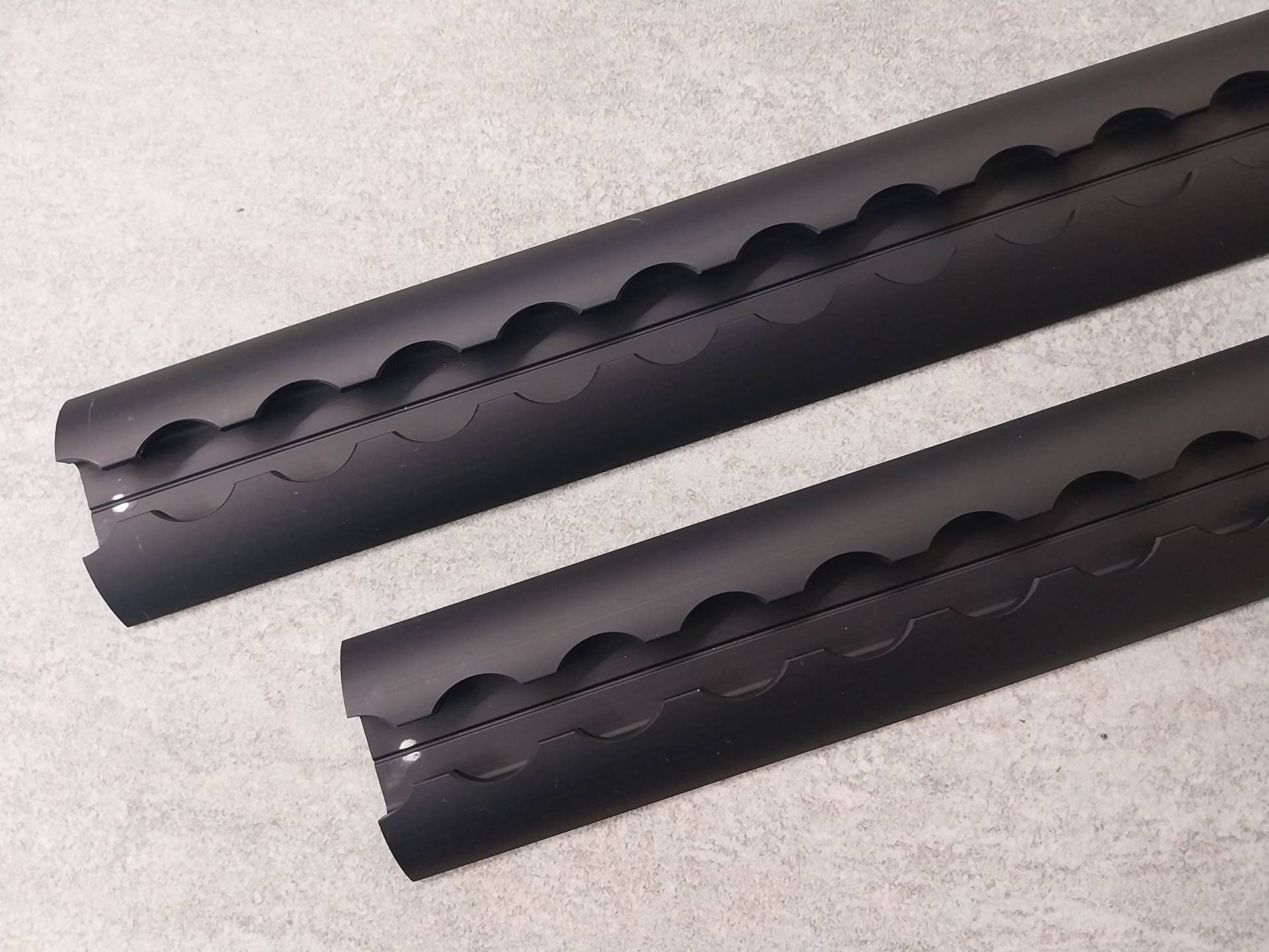 ZURRSCHIENEN.COM 2X 2 m Airline Schiene halbrunde Form, schwarz eloxiert C35, Alu-Airlineschiene, Zurrschiene Made in Germany ZURRSCHIENEN.COM 2X 2 m Airline Schiene halbrunde Form, schwarz eloxiert C35, Alu-Airlineschiene, Zurrschiene Made in Germany von ZURRSCHIENEN.COM