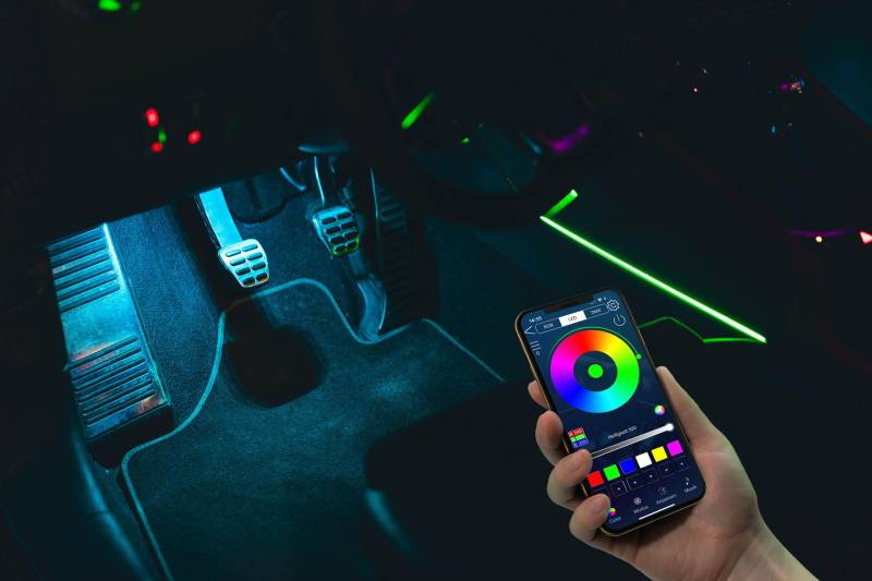 ambitrim® Digital RGB PRO LED Ambientebeleuchtung | Neuheit 2023 RGB Steuerung Via App | Kabellos mit 16,7 Millionen Farben und Farbverläufen | 2 Zonen-Steuerung - nur Fußraumbeleuchtung PRO von ambitrim