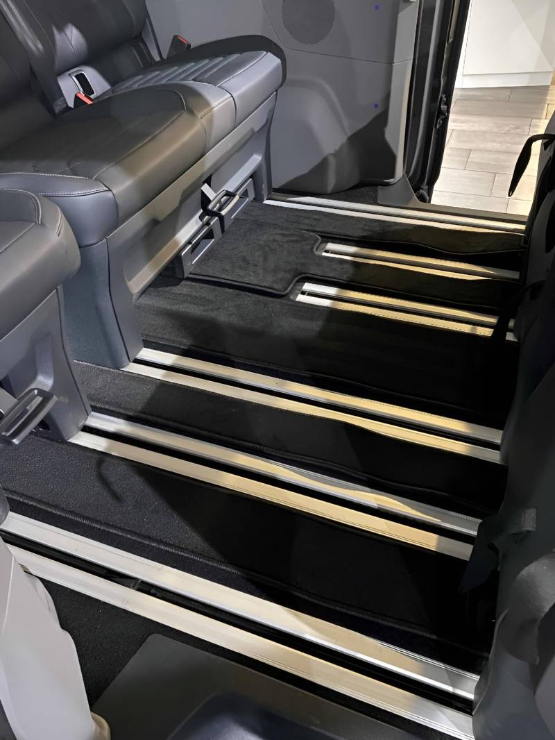 Gastraum Kofferraum Teppich Fußmatte schwarz passend für Ford Tourneo Custom L2 (Langer Radstand) ab 2023 von autix