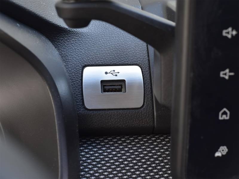 Stahlabdeckung für 2021+ Sandero/Sandero STEPWAY/Jogger | USB-Steckplatz Dekoration | 1 Stück Edelstahl Nummernschild Rahmen Gebürstetes Metall Innendekoration Tuning Zubehör von autoCOVR