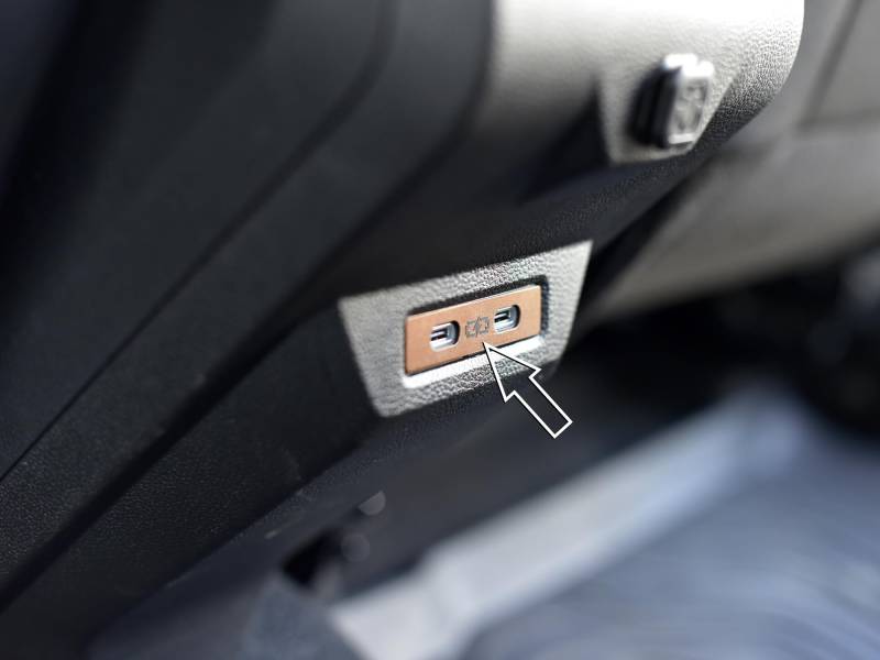 Stahlabdeckung für 2024+ Dacia.Duster III 3 (P1310) | Dekoration USB-Steckplatz hinten - COPPER-BROWN Stil | 1 Stück Essential Expression Journey Extreme DUSTER Tuning Zubehör von autoCOVR
