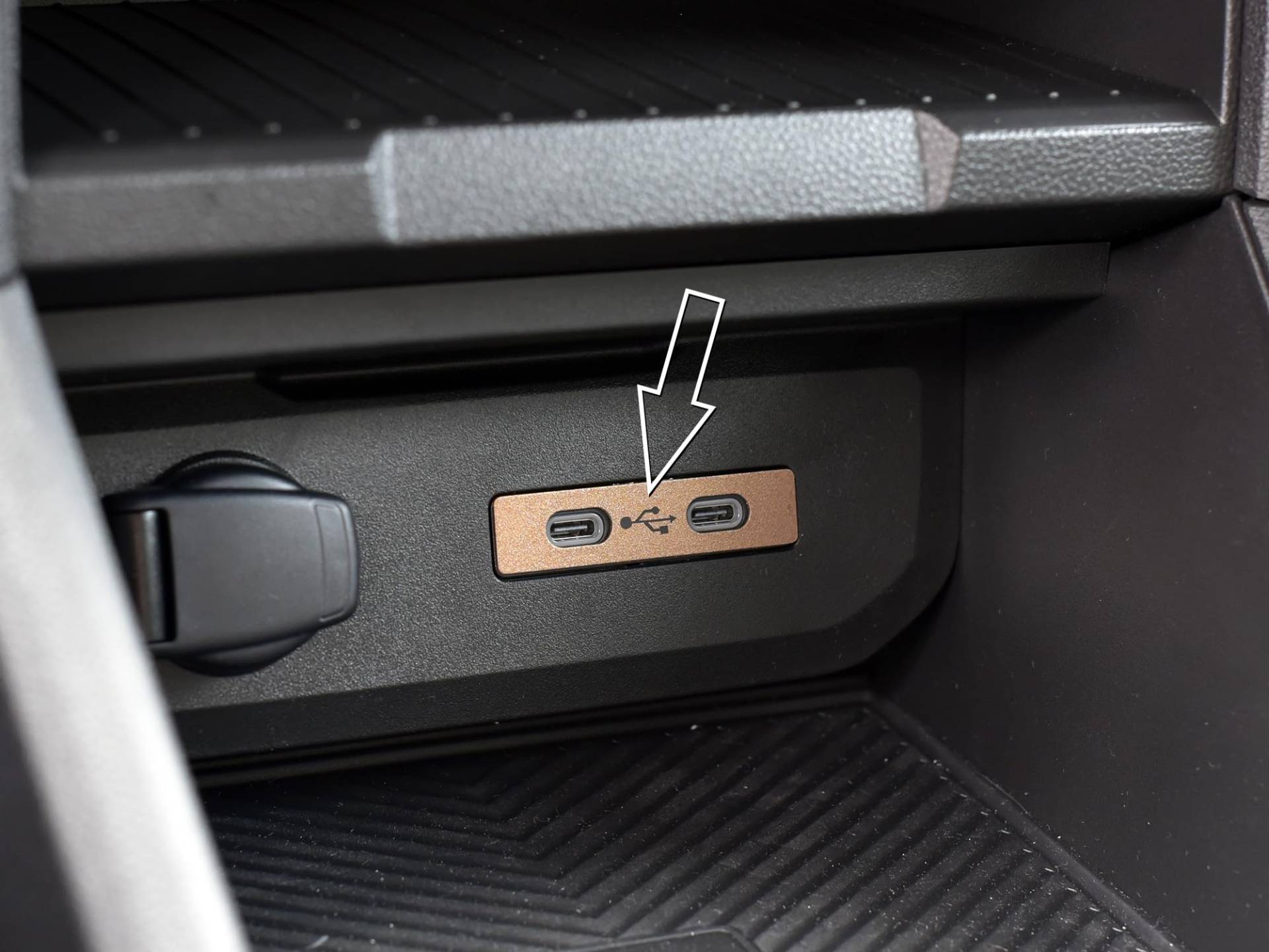 Stahlabdeckung für 2024+ Dacia.Duster III 3 (P1310) | USB-Slot Dekoration - COPPER-BROWN Stil | 1 Stück Essential Expression Journey Extreme DUSTER Tuning Zubehör von autoCOVR