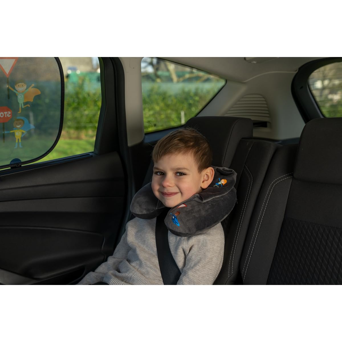 cartrend Nackenkissen HERO​​, mit angenehmer Memory-Foam Füllung, buntes Design für Kinder, abnehmbarer Bezug, mit Kapuze, 1 Stück, grau von cartrend