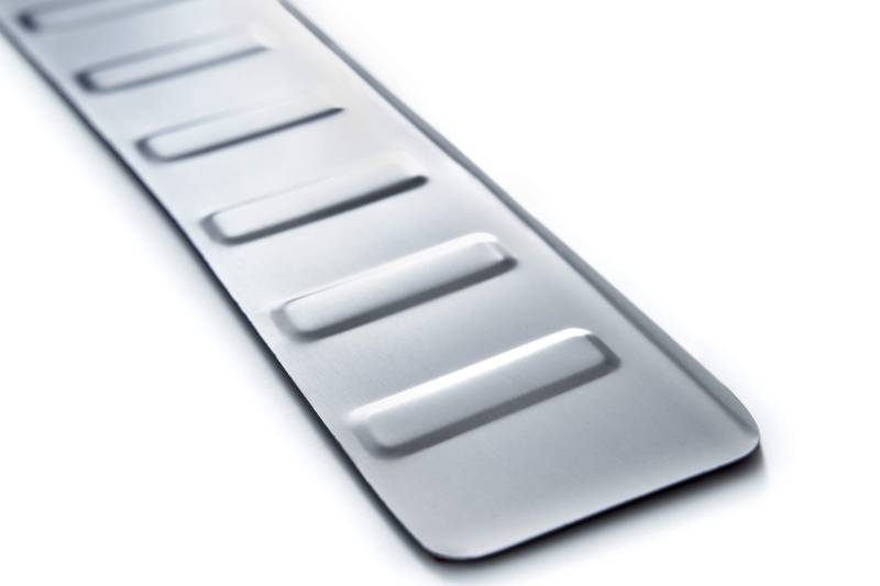 Ladekantenschutz aus Edelstahl Chrom mit Abkantung Passend für VW Golf 4 Baujahr 1998-2004 von fussmattenprofi.com