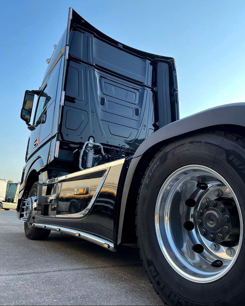 Edelstahl Hochpoliert Seitenschutzrohr mit 10 gelbe LED's passend für Actros MP4-MP5 Edelstahl Hochpoliert Seitenschutzrohr mit 10 gelbe LED's passend für Actros MP4-MP5 von generic