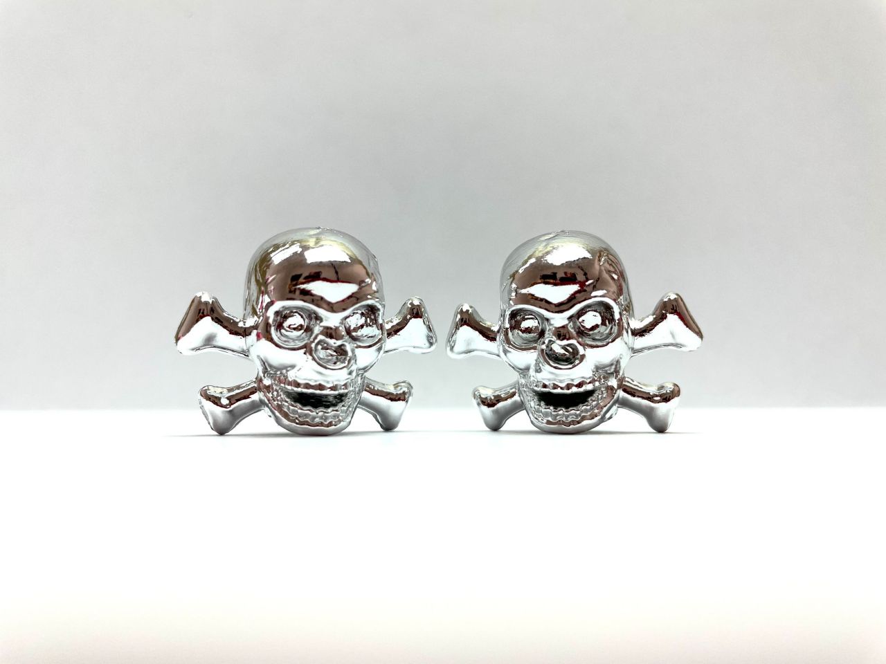 2 Ventilkappen Totenkopf Skull & Bones mit gekreuzten Knochen 2 Ventilkappen Totenkopf Skull & Bones mit gekreuzten Knochen von kein Hersteller