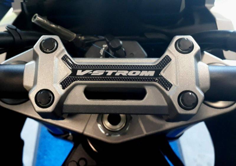 labelbike - 3D Harz Aufkleber Dekoration und Schutz der Motorrad-Lenkplatte kompatibel mit Suzuki V-Strom 1050 von LABELBIKE