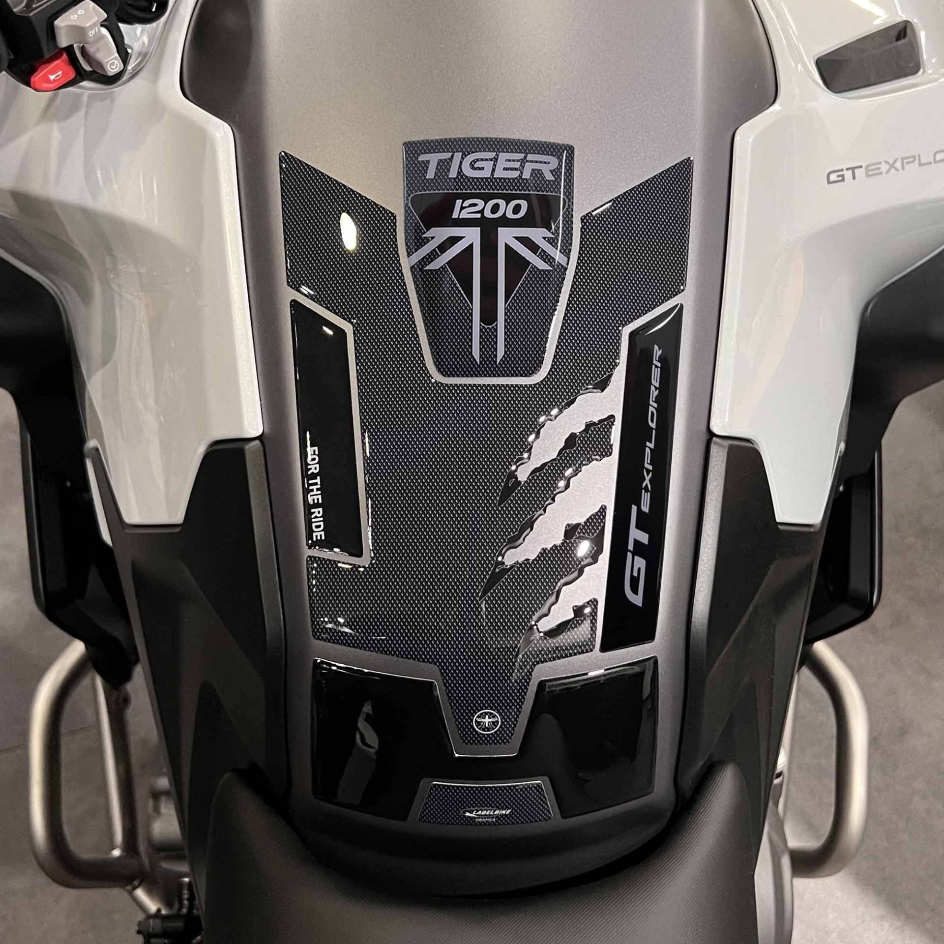 labelbike - 3D Aufkleber Kit für Motorrad-Tankpadschutz kompatibel mit Triumph Tiger 1200 GT Explorer 2022-2023 labelbike - 3D Aufkleber Kit für Motorrad-Tankpadschutz kompatibel mit Triumph Tiger 1200 GT Explorer 2022-2023 von LABELBIKE