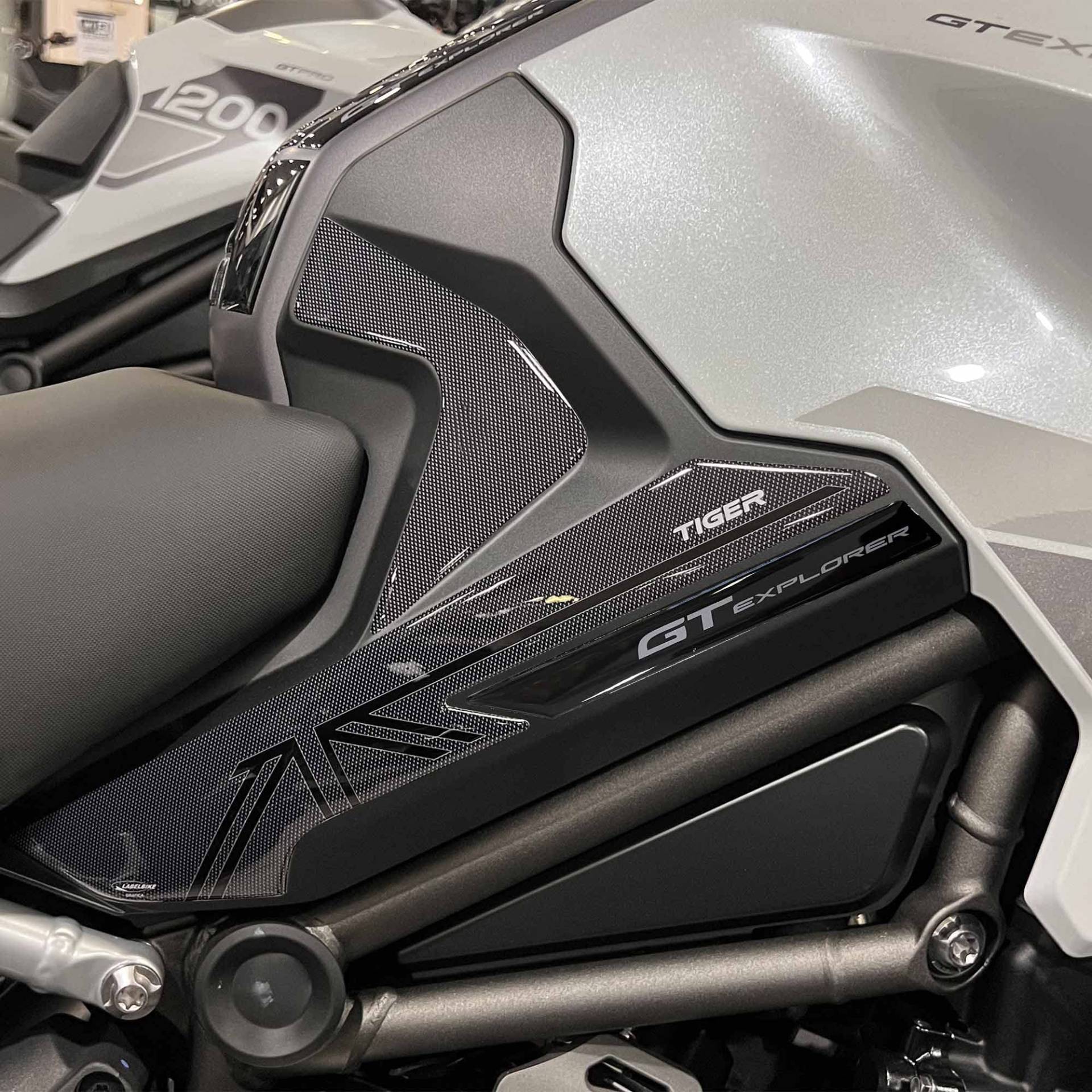labelbike - 3D Harz Aufkleber Motorrad-Seitentankschutz kompatibel mit Triumph Tiger 1200 GT Explorer 2022-2023 labelbike - 3D Harz Aufkleber Motorrad-Seitentankschutz kompatibel mit Triumph Tiger 1200 GT Explorer 2022-2023 von LABELBIKE