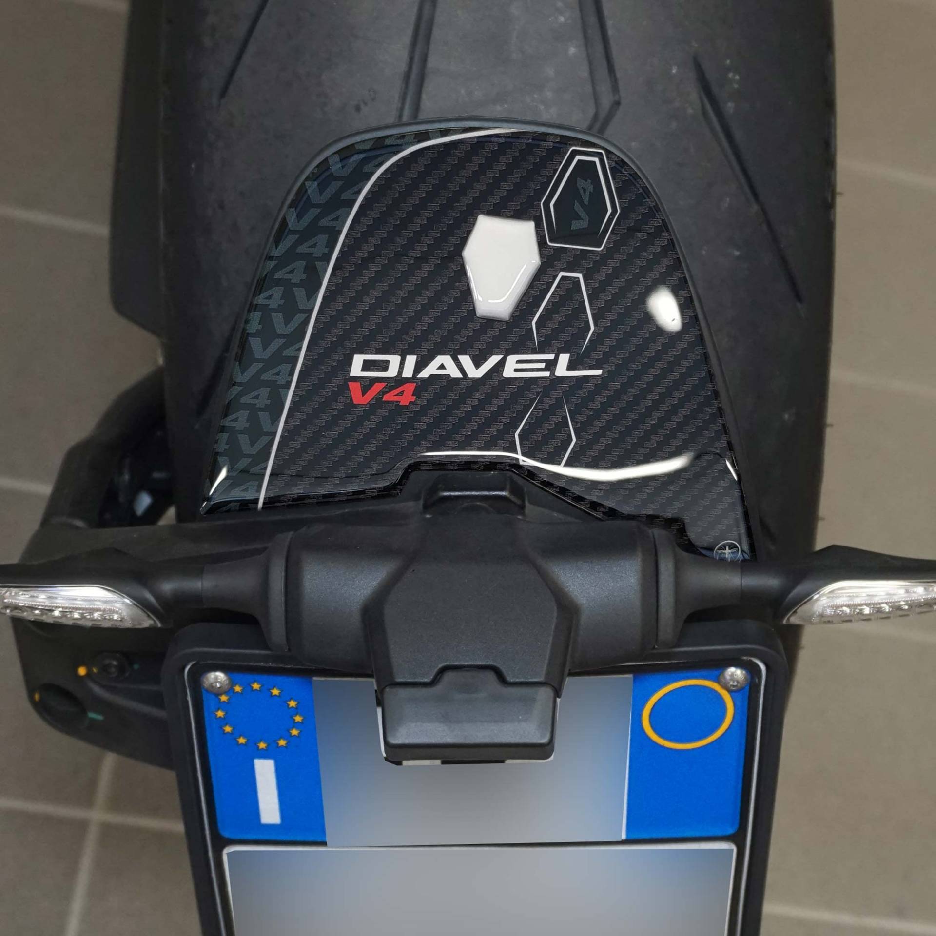 labelbike - 3D Harz Aufkleber für Motorrad Kennzeichenhalter kompatibel mit Ducati Diavel V4 2023 von LABELBIKE