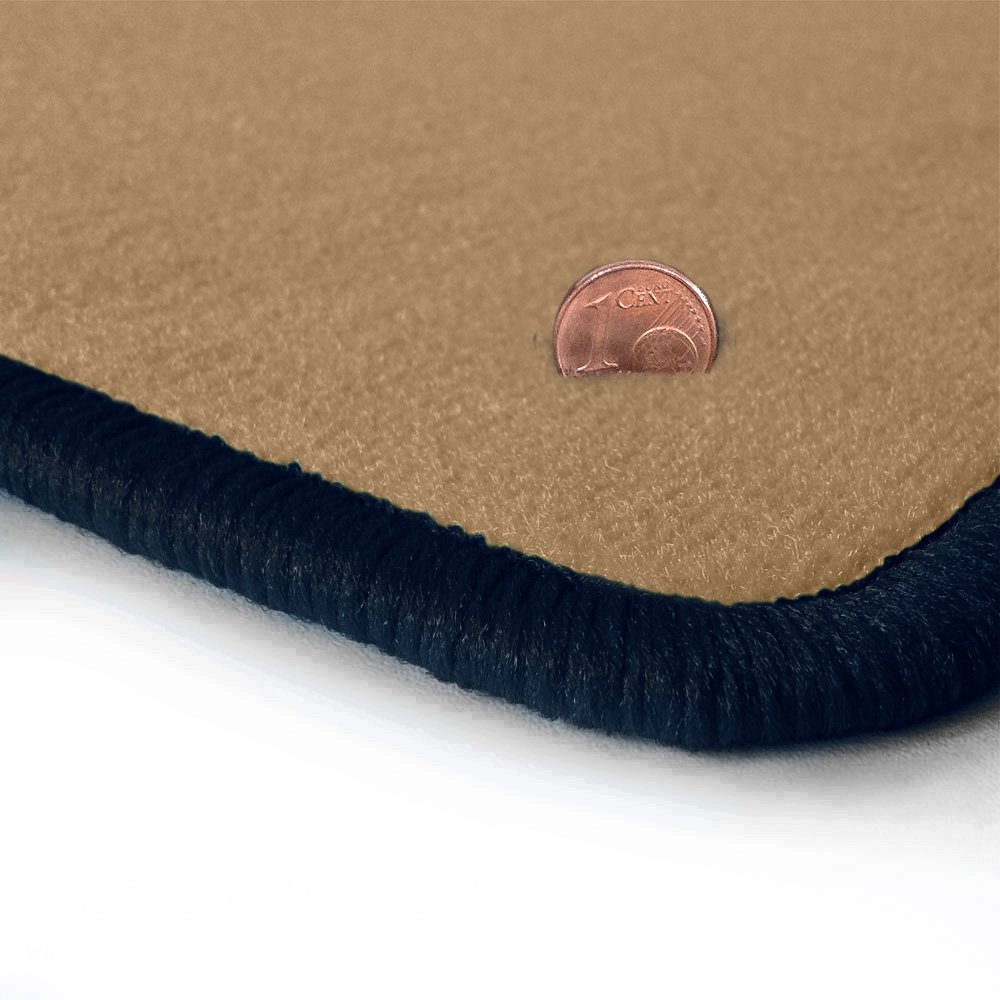Beige-farbene Velours Fußmatten mit Gummigranulat-Rücken, Randfarbe Dunkelblau OFM-Q308_R312_00974 von online-fussmatten