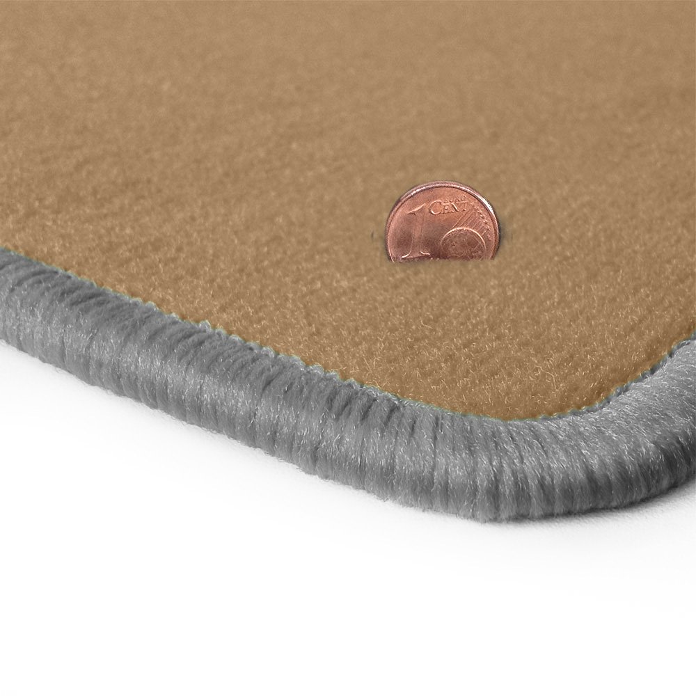Beige-farbene Velours Fußmatten mit Gummigranulat-Rücken, Randfarbe Silbergrau OFM-Q308_R502_00065 Beige-farbene Velours Fußmatten mit Gummigranulat-Rücken, Randfarbe Silbergrau OFM-Q308_R502_00065 von online-fussmatten