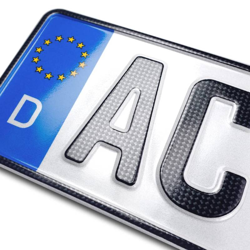 schildEVO 1 Carbon Kfz Kennzeichen | 440 x 110 mm | Kurzes Autokennzeichen 44 cm | OFFIZIELL amtliches Nummernschild | DIN-Zertifiziert – EU Wunschkennzeichen mit individueller Prägung von schildEVO